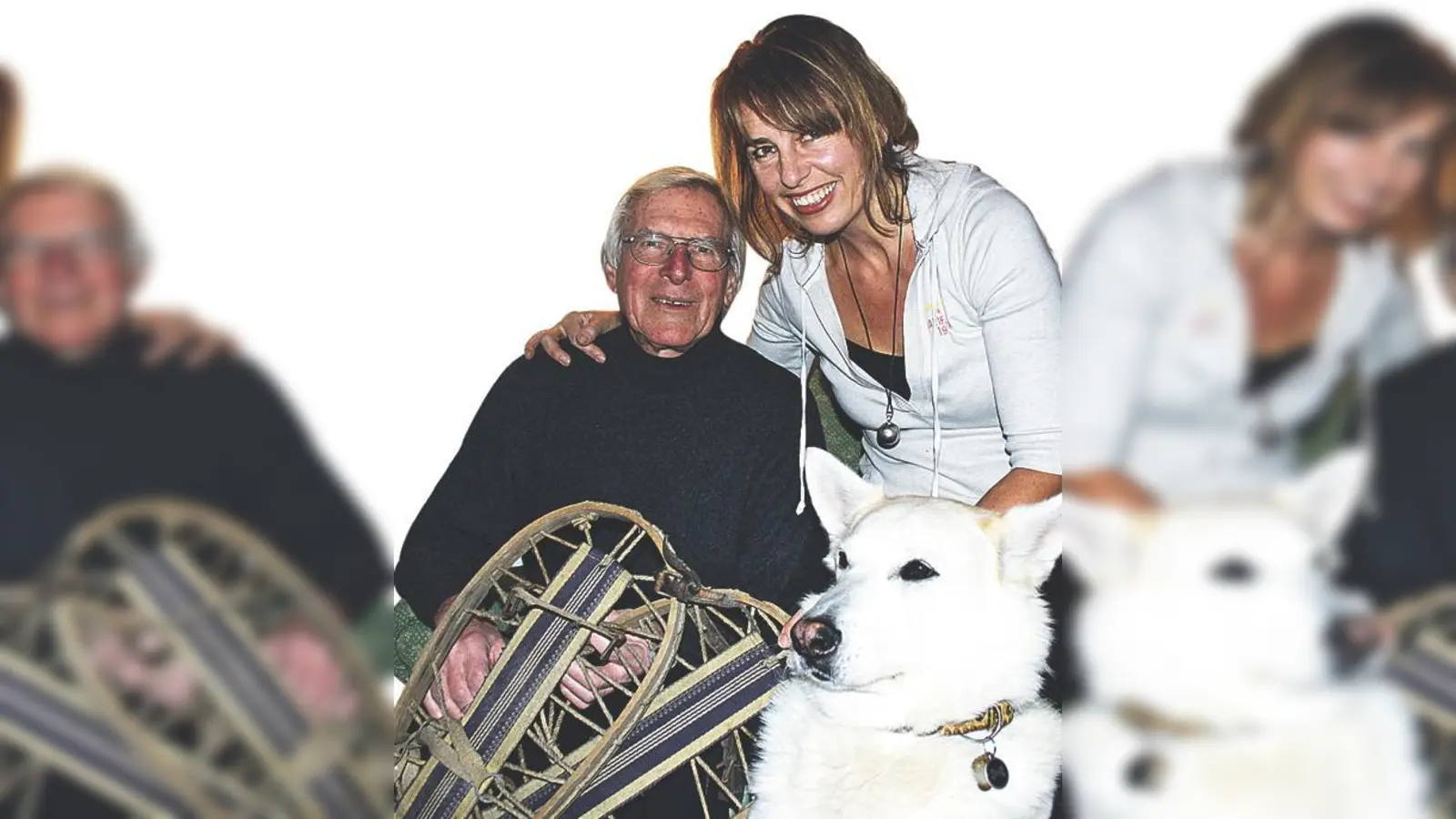 Der Enkel des ehemaligen Schneeschuhträgers, Albert Waas, mit Tochter Barbara Sieber: Keani, die schneeweiße Malamute-Schäfer-Mischlingshündin der Familie, interessiert sich eher nicht für die alten Holzteile. 	 (Foto: bb)