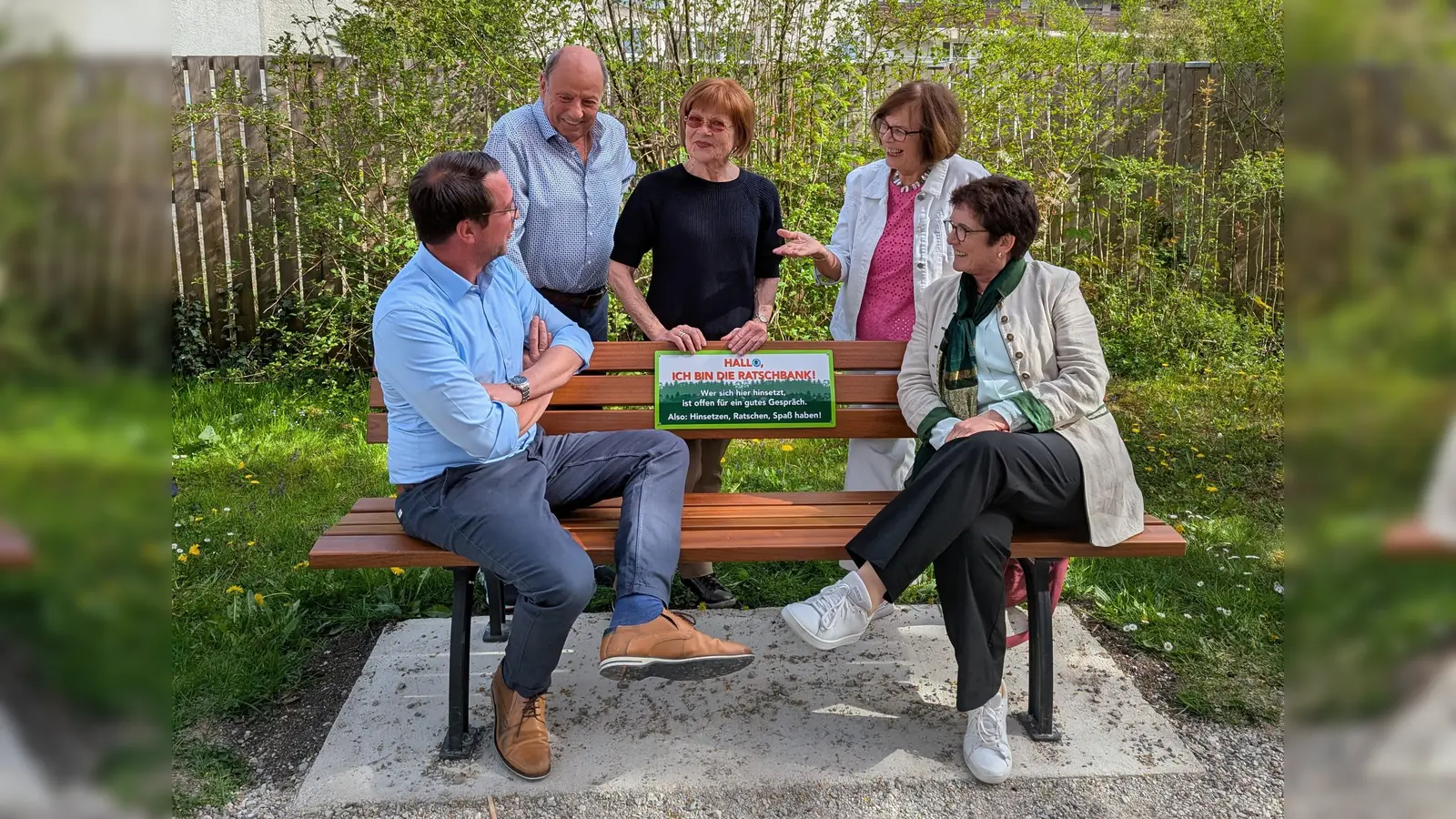 Erster Bürgermeister Maximilian Platzer und seine Vorgängerin Brigitte Kössinger sind auf der Ratschbank bereits tief im Gespräch mit den Mitgliedern des Seniorenbeirates Sevin Ulukut (Vorsitzender), Ulrike Jung und Gertraud Gschwendtner (stellvertretende Vorsitzende). (Foto: Gemeinde Gauting)