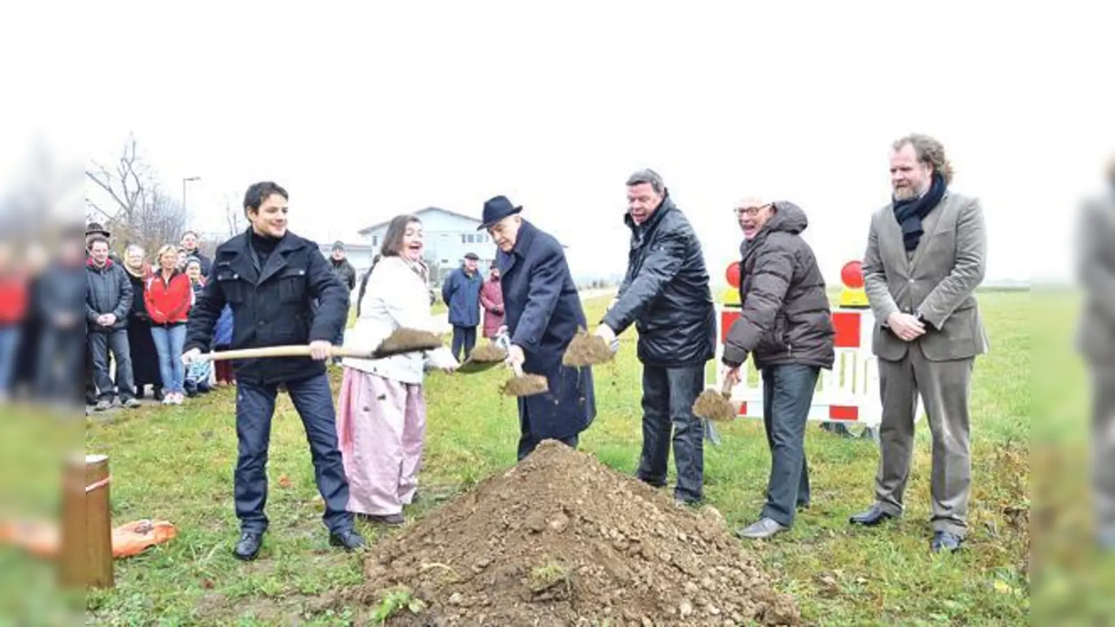 Ein Anfang ist gemacht: Andre Younes, Hilde Tiemann, Alfred Wall vom TSV Zorneding, Bürgermeister Piet Mayr, Planer Fritz Lück und Architekt Peter Scheller beim Spatenstich für die Zornedinger Dreifachturnhalle. 	 (Foto: Sybille Föll)