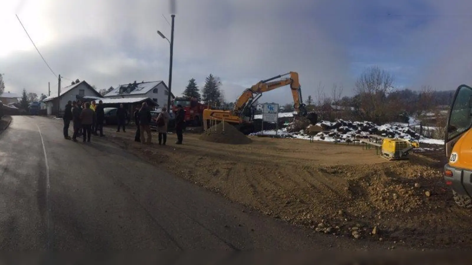 Seit Kurzem werkeln am „Pähler-Hart” in Andechs unentwegt die Bagger. Bis Herbst 2019 soll die Erschließung für das Neubaugebiet in der Gemeinde fertig sein. (Foto: Mona)