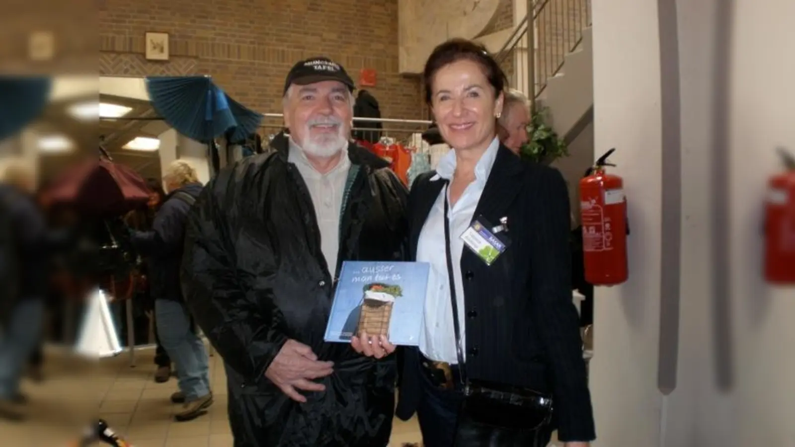 Freuen sich auch aufs Stöbern: Peter Poerzel, Vorstandsmitglied der Münchner Tafel, und Tatjana Anderer, Initiatorin des Basars. (Foto: Rotary Club)