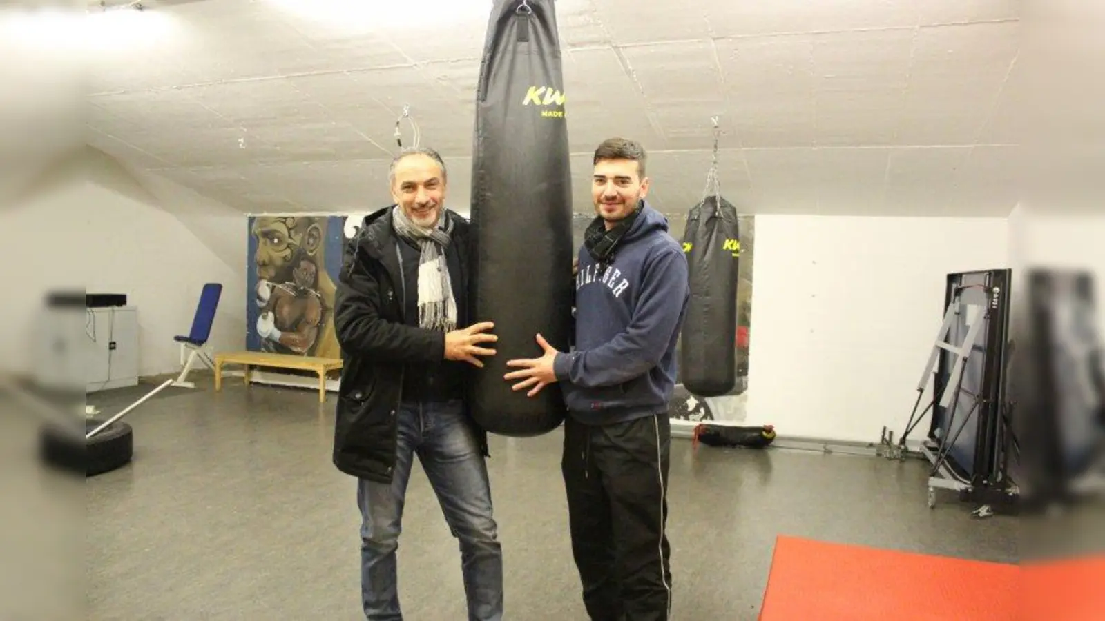Hasan Yelten (links) und Marko Suljic freuen sich, dass der Fitnessraum im CPN nun wieder in vollem Umfang für die Jugendlichen zur Verfügung steht. (Foto: sb)