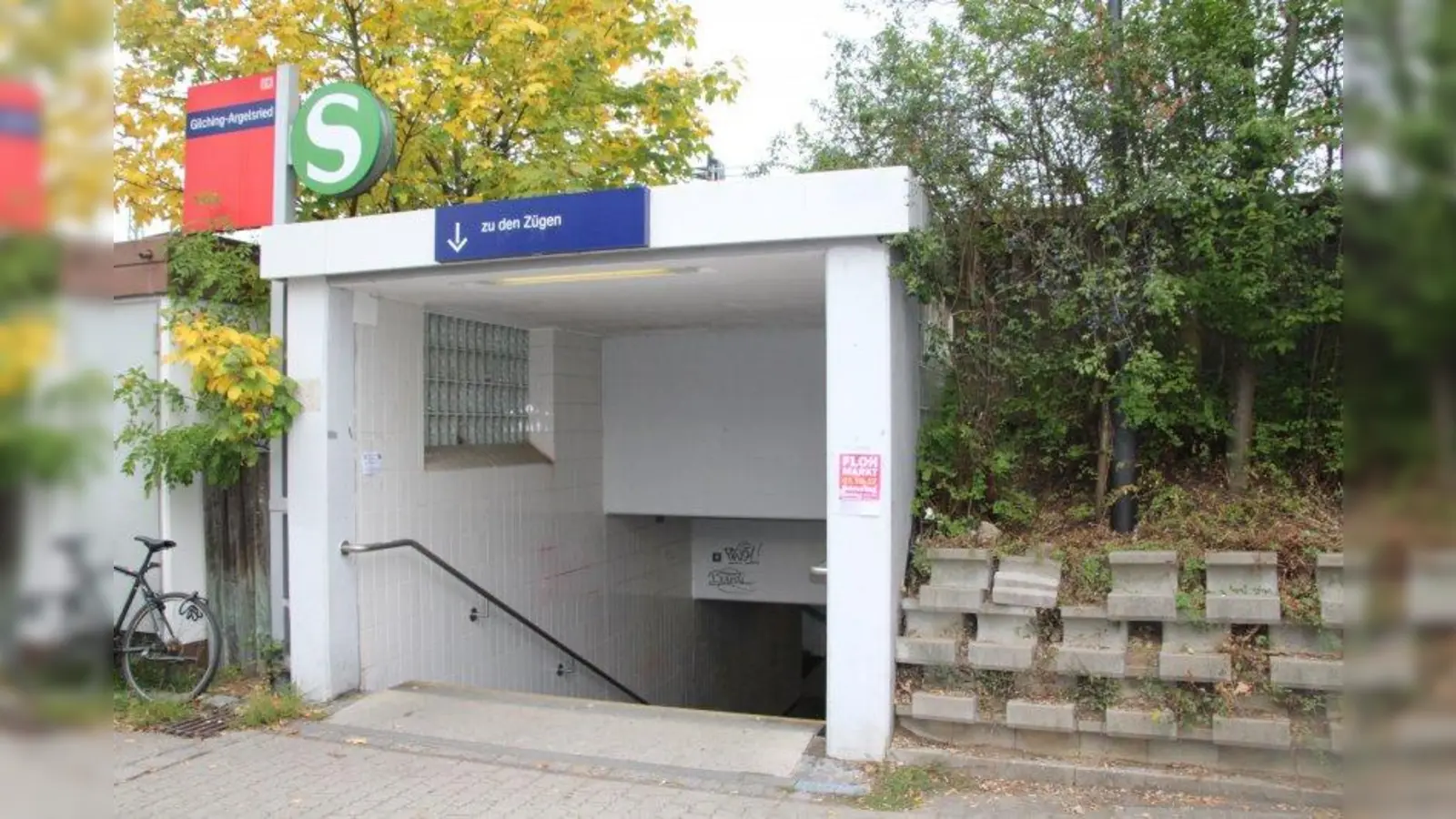 Streitpunkt barrierefreier Zugang am Herrschinger Weg: Um circa zwei Quadratmeter geht es, die die Gemeinde für einen barrierefreien Zugang bräuchte. (Foto: Huss-Weber)
