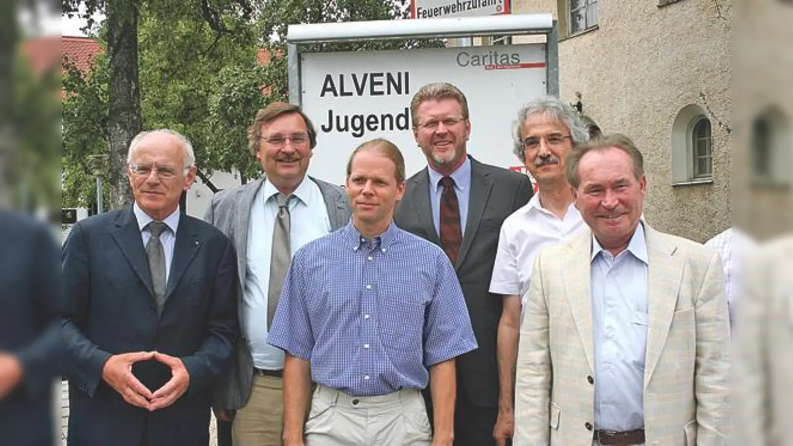 Im Jugendhaus Alveni der Caritas in der Fasanerie (v. li.): Caritas-Direktor Prälat Hans Lindenberger, MdL Joachim Unterländer, Heimleiter Jürgen Keil, Minister Marcel Huber, Caritas-Direktor Wolfgang Obermair und Bezirksrat Rainer Großmann.  (F.: ws)