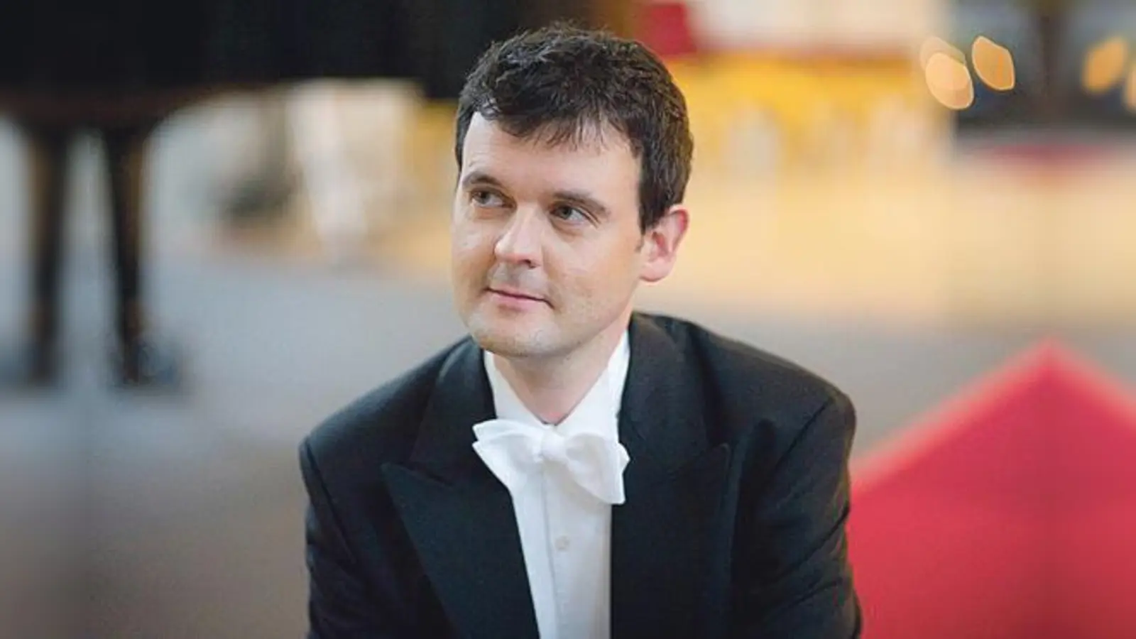 Thomas Scherbel sitzt an der Orgel beim spritzigen Silvesterkonzert in St. Joseph. 			          (Foto: VA)