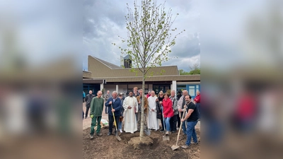  Stefan Ruoff, 2. Vors. Gartenbauverein, Altbürgermeister Georg Reitsberger, Pater Bright Jakob, Felix Edelmann, Peter Donhauser, Patrick Wiesinger, Ilona Dreier, Maria Wirnitzer 1. Vorsitzende Gartenbauverein,Josef Stettner, Franz Bichlmeier und Helmut Ertel (VHS) bei der Pflanzung im Pfarrhof. (Foto: vhs Vaterstetten)