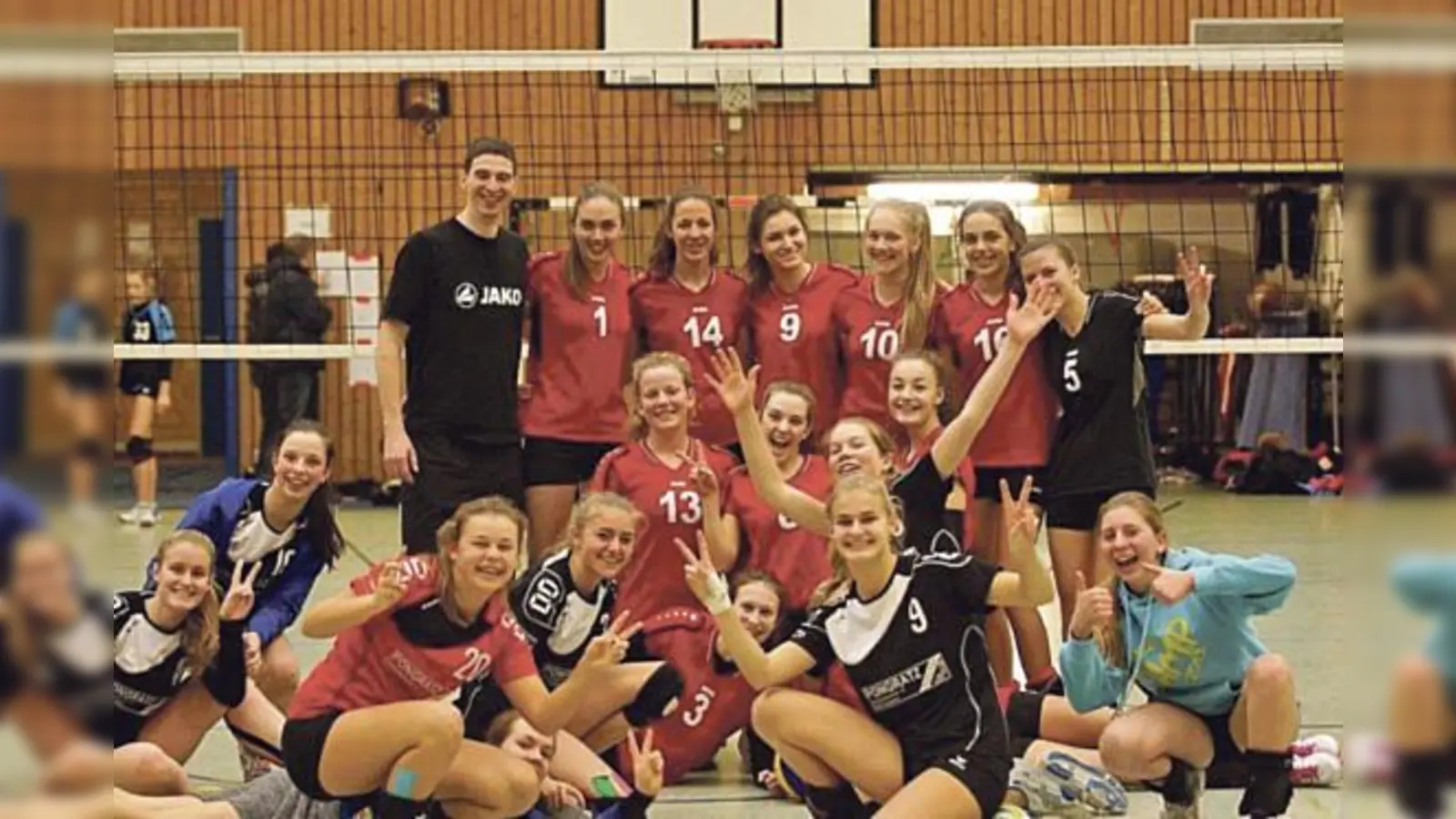 Hatten viel Spaß bei den Meisterschaften: die drittplatzierten Rosenheimer und die U18 des SV Lohhof. 	 (Foto: Wiesmüller)