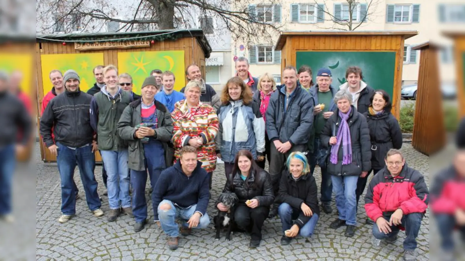 Der 30. Pasinger Christkindlmarkt kann starten: Seit Montag stehen die 22 Stände. Die Organisatoren und Betreiber des Marktes freuen sich nun auf die Eröffnung. (Foto: US)