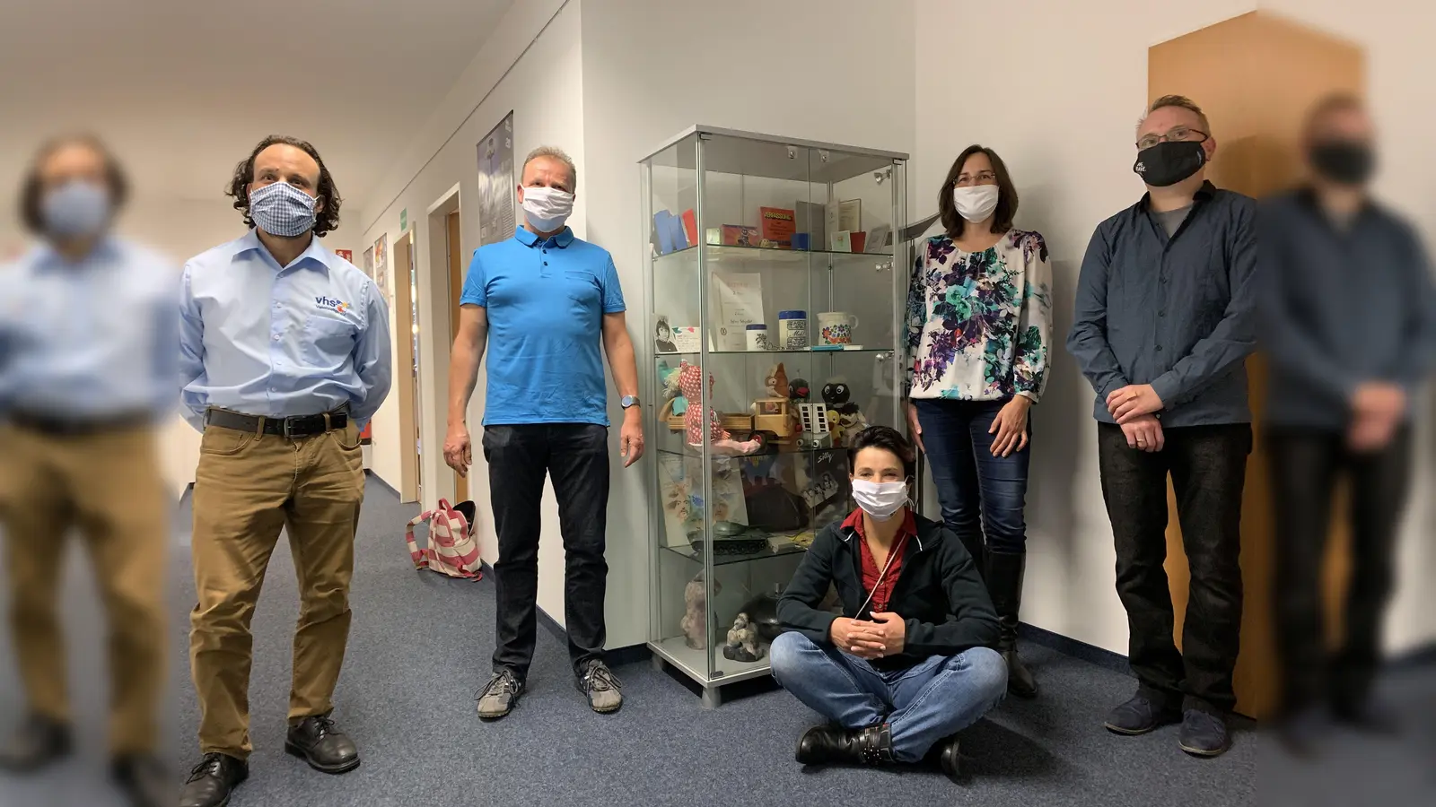 Dr. Helmut Ertel, Geschäftsführer der VHS Vaterstetten, leitete das Projekt. Thilo Bauer, Annika Deutschmann, Sylvia Schuster, Thilo Schweiberger (von links) und Claudia Birngruber (fehlt auf dem Foto) berichteten von ihrem persönlichen Umbruch Ost. (Foto: vhs Vaterstetten)