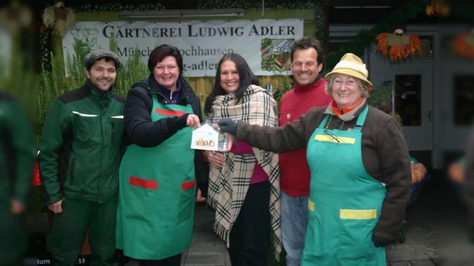 Strahlende Gesichter bei der Spendenübergabe auf dem Pasinger Viktualienmarkt: v.l. Florian Kamlah von der Gärtnerei Kamlah , Cornelia Adler von der Gärtnerei Ludwig Adler, die stellvertretende Vorsitzende von Horizont e.V. Graciela de Cammerer in Vertretung für Jutta Speidel, die gerade zu TV-Aufnahmen in Südafrika weilt, sowie „Banandi” Andi Lill und von „Fischer`s Obst und Gemüse”, Astrid Fischer. (Foto: JK)