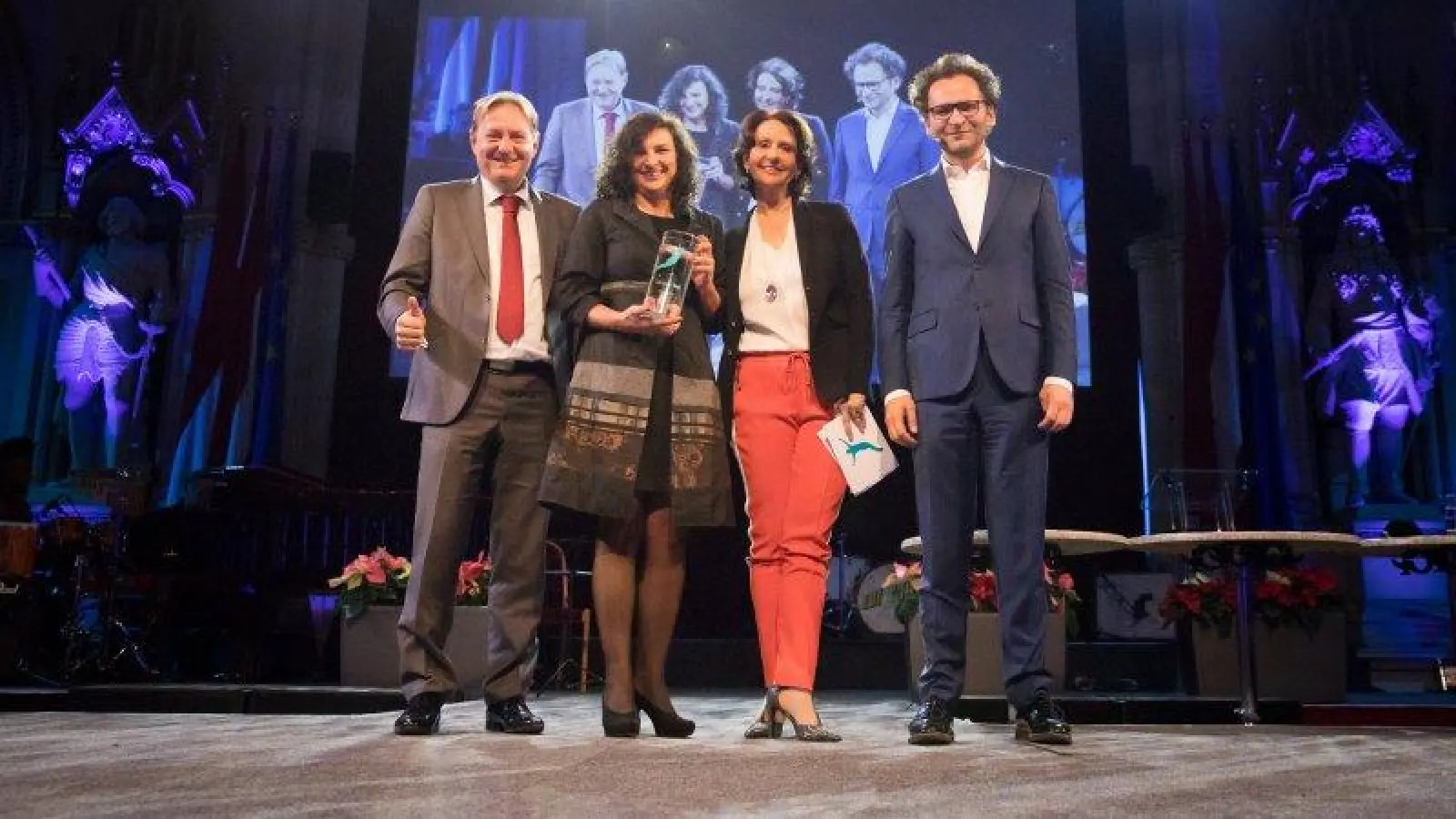 Freuten sich über die Auszeichnung (von links): Frederik Kronthaler (Geschäftsführer Angebote für Jugendliche und junge Erwachsene Condrobs), Eva Egartner (Geschäftsführende Vorsitzende Condrobs), Patricia Pawlicki (Moderatorin ORF) sowie Edward Strasser (Mitbegründer The Innovation in Politics Institute). (Foto: The Innovation in Politics Institute GmbH)