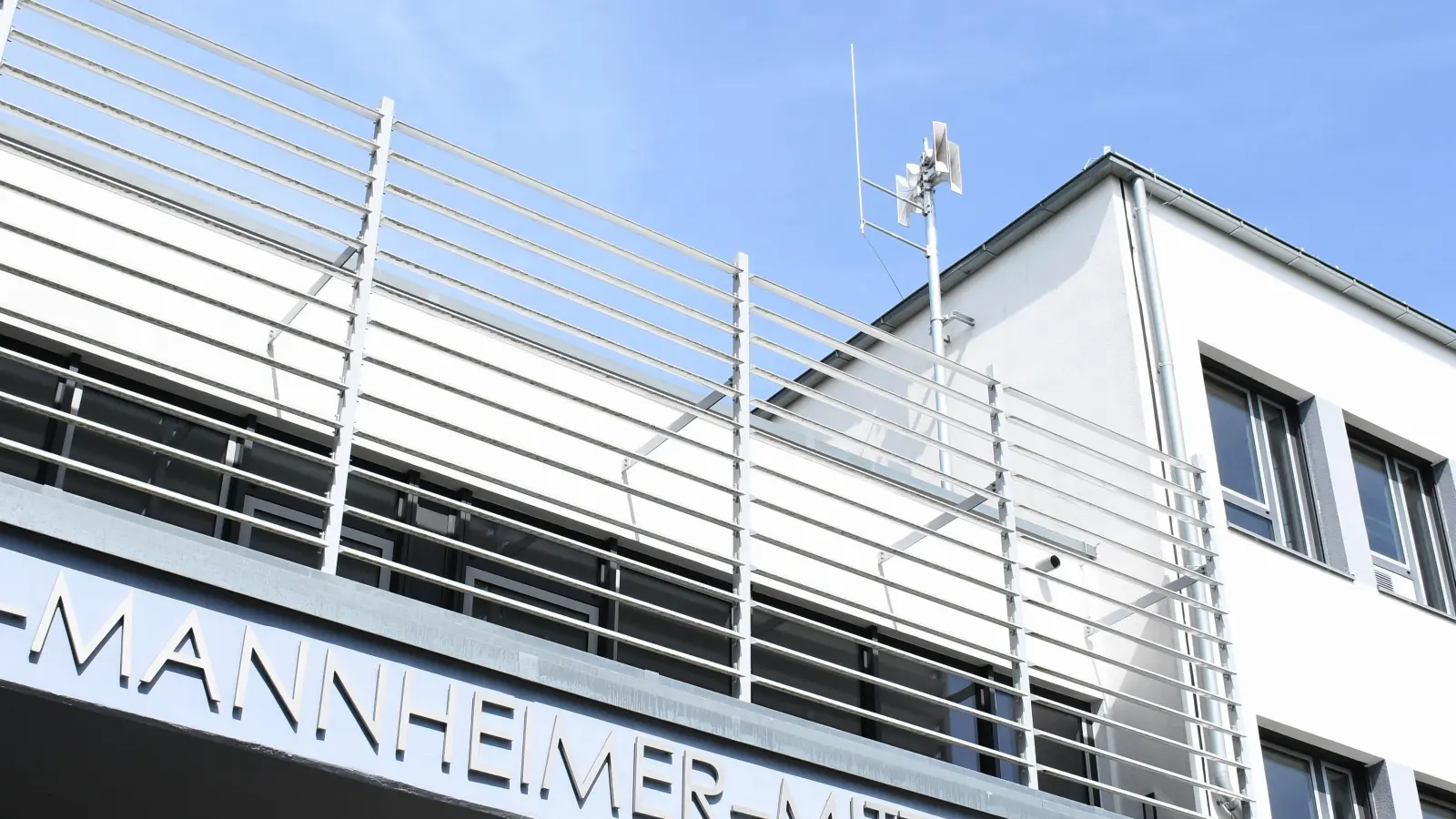 In mehreren Gemeinden des Landkreises München wird am Warntag zusätzlich die Sirene zu hören sein – unter anderem die der Max Mannheimer Mittelschule in Garching (Foto). (Foto: Stadt Garching b. München, Felix Benjamin Brümmer)
