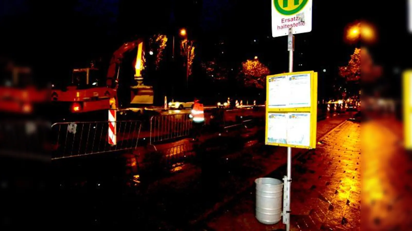 Montagmorgen, 7.14 Uhr: Die Gefahrenstellen auf dem Weg Richtung Gymnasium werden geschlossen, die Trambahnbau-Absperrgitter zusammengezogen und ineinander verankert.	 (Foto: ikb)