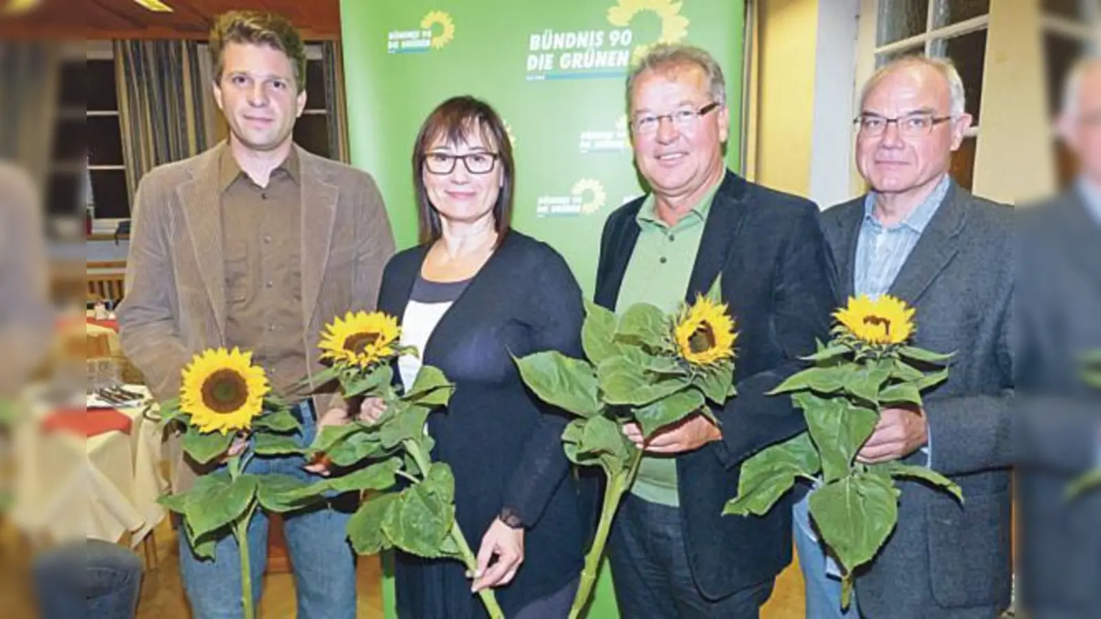 Der neue Vorstand der Grünen im Landkreis Erding (v.li.): Florian Geiger, Helga Stieglmeier und Eckhard Engel. Rechts: der ausgeschiedene Vorstandssprecher Günther Kuhn.  (Foto: bb)