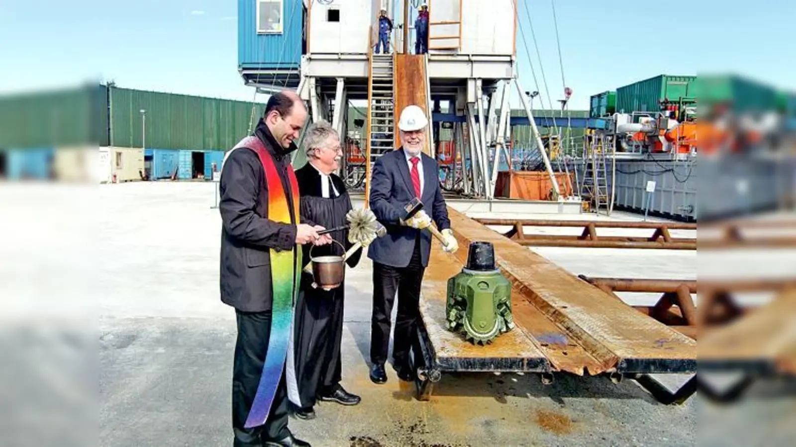 Pfarrer Markus Brunner, Pfarrer Werner Blechschmidt und Bürgermeister Michael Sedlmair (v.l.) beim symbolischen ersten Meißelschlag.	 (Foto: ikb)