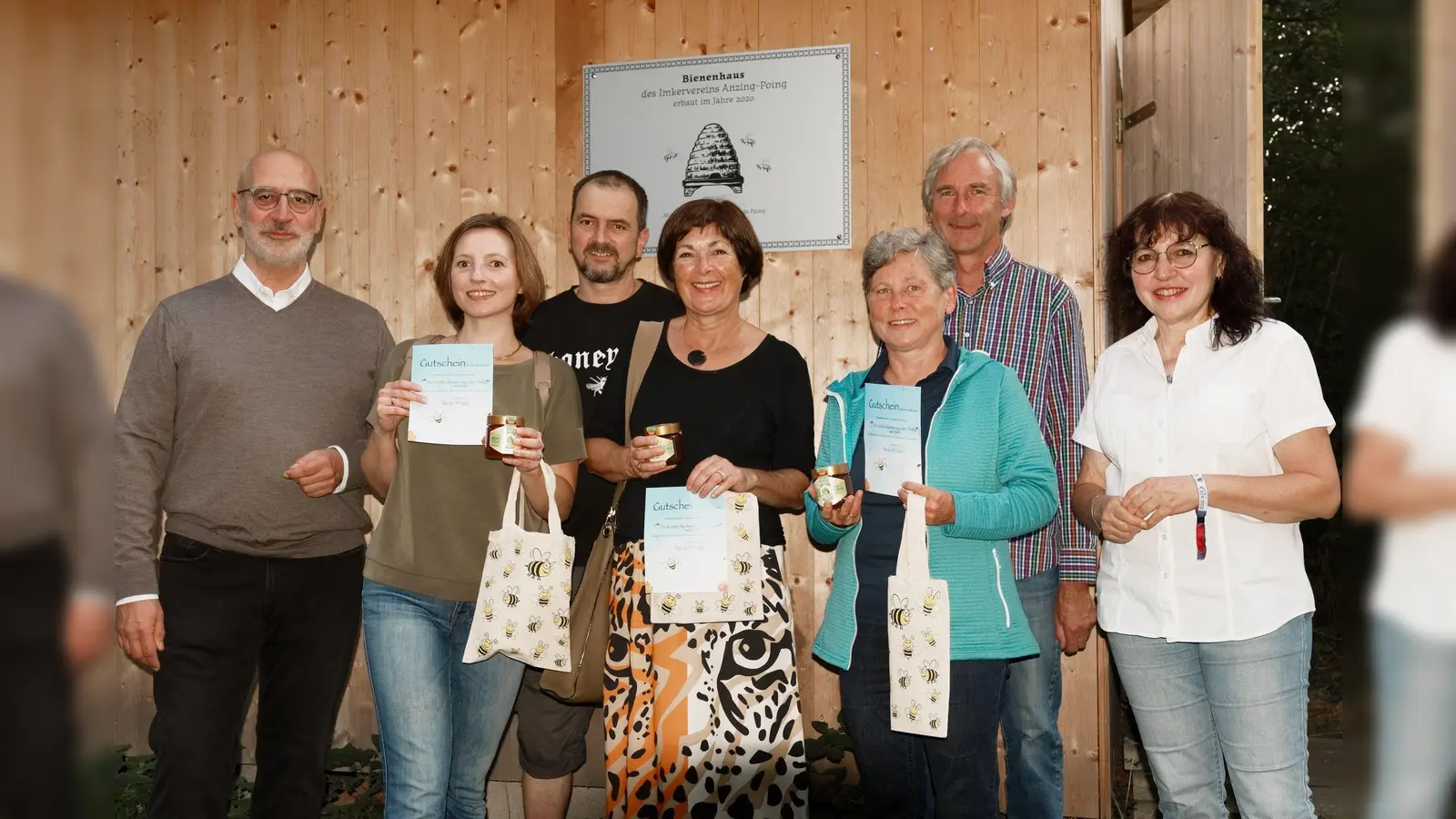 Der Vorstand mit den glücklichen Gewinnerinnen: Vorsitzender Franz Rudolf, Martina Stark, der Stellv. Vorsitzende Andy Röhrmoser, Maria Wirnitzer, Anita Engelhard, Vereinskassier Manfred Huber und Pressereferentin Christina P. Tarnikas (v.l.n.r.). (Foto: Lorenz Hansen)