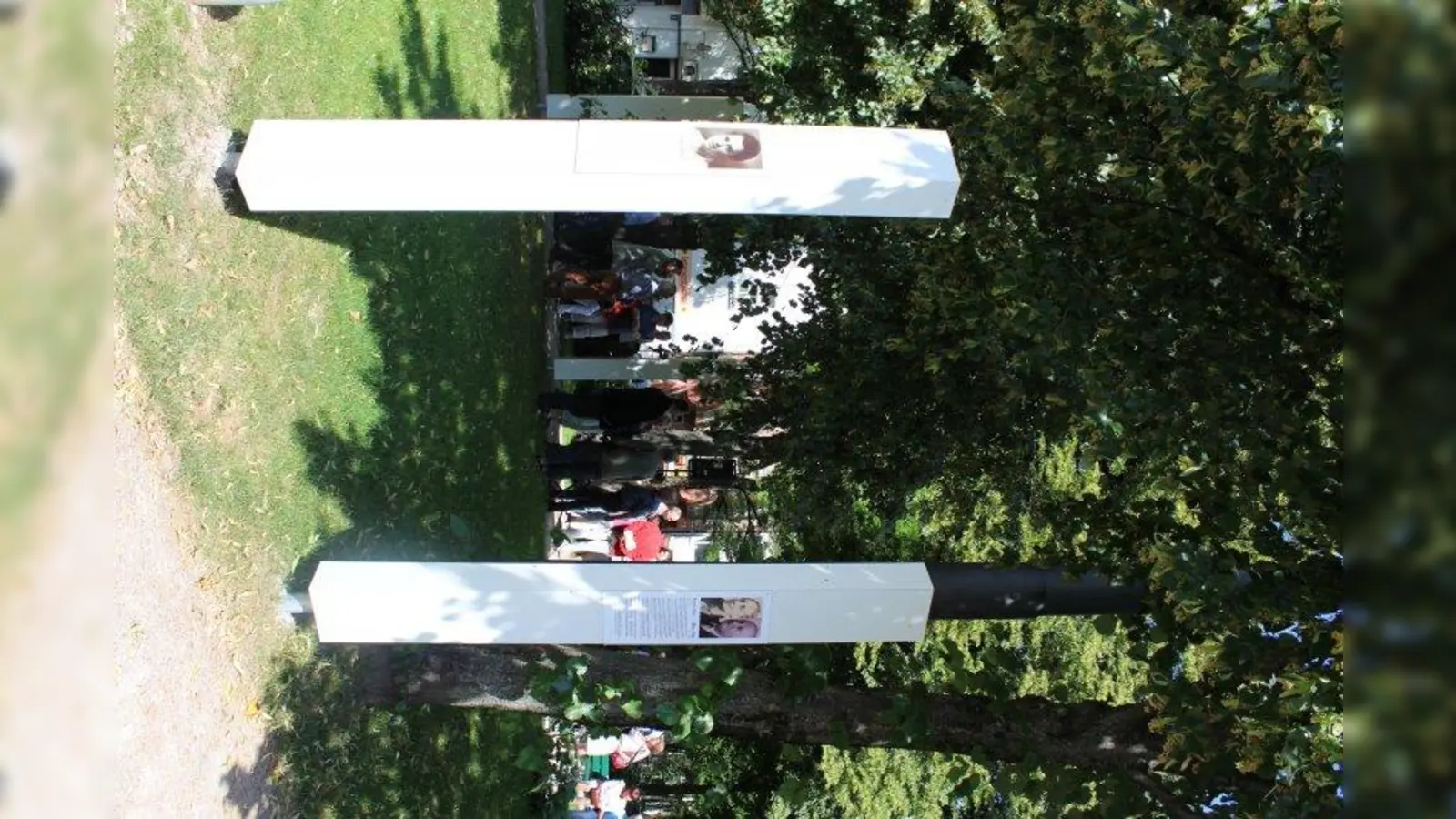 Die Denkmalstelen bleiben nun bis Oktober 2019 auf dem Platz der Freiheit. (Foto: sb)