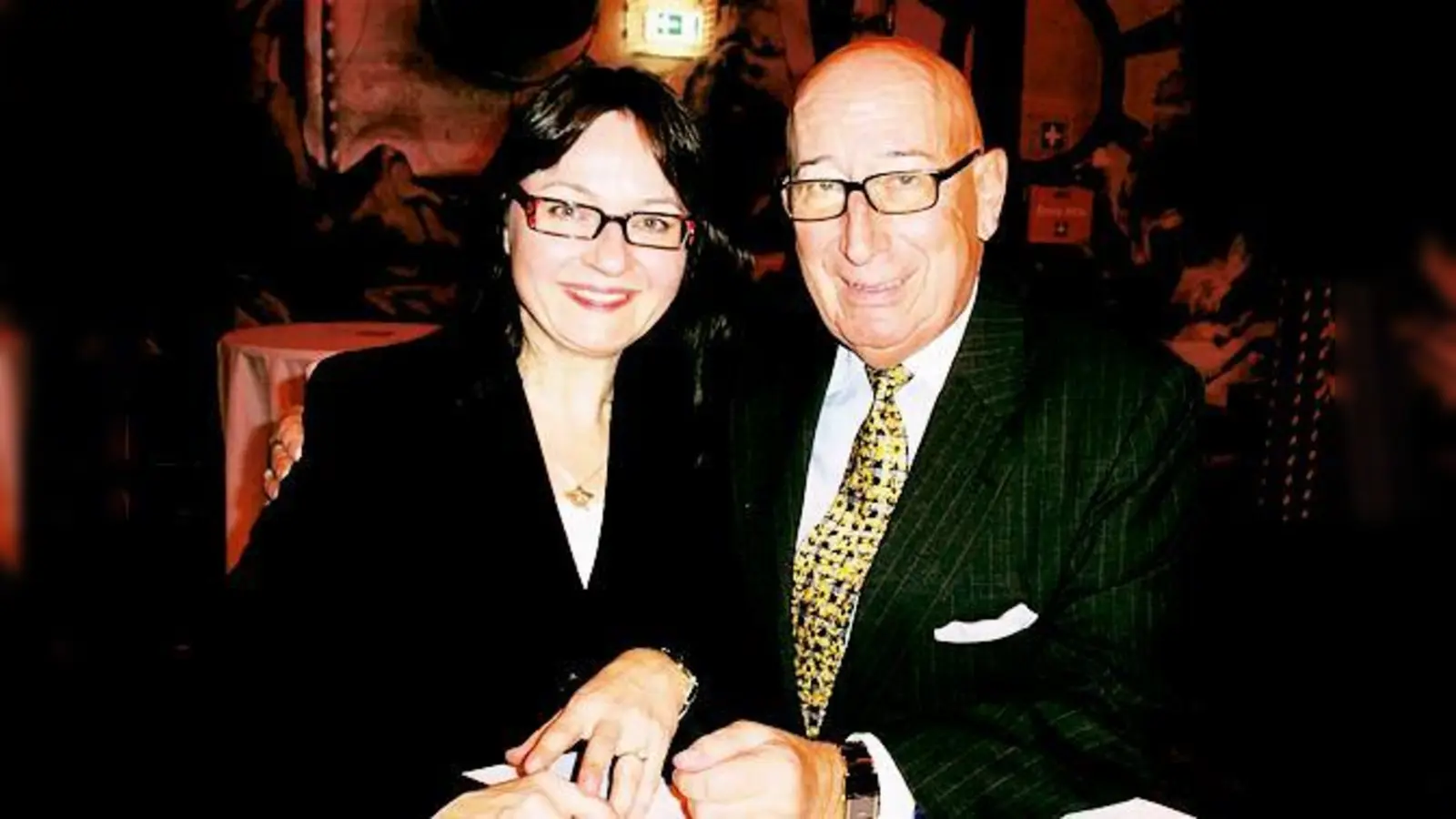 Konsul Otto Eckart von der 1996 ins Leben gerufenen gleichnamigen Stiftung würdigte die Arbeit und das Engagement von Johanna Hofmeir für ihr Projekt »Lichtblick Hasenbergl«. 	 (Foto: Privat)