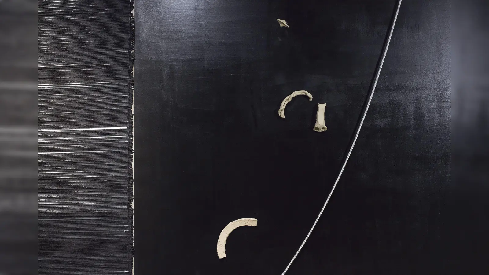 Die etablierte Vorstellung von Schönheit wird in ihre Einzelteile zerlegt und neu gedacht. (Rosemarie Trockel / Thea Djordjadze, A Ship So Big, A Bridge Cringes, Detail, 2007 © Thea Djordjadze &amp; Rosemarie Trockel, VG Bild-Kunst, Bonn 2024. Courtesy the artists and Sprüth Magers.) (F.: Timo Ohler )