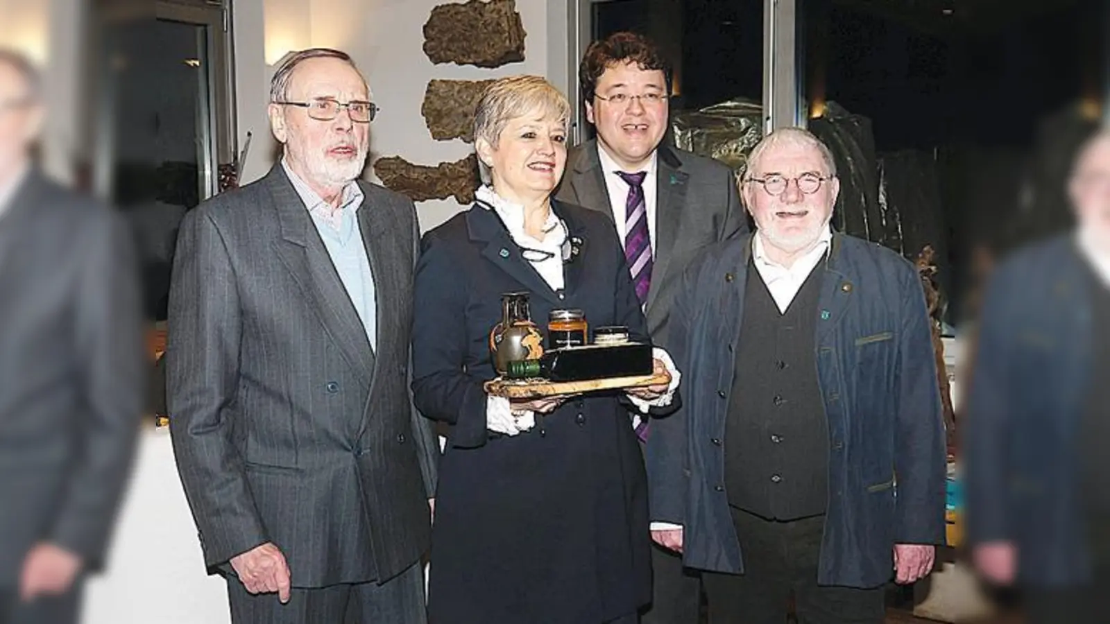Aus Nauplia bekam die frischgebackene 2. Vorsitzende Andrea Seeböck Olivenöl, Honig und Meersalz geschenkt. Mit ihr freuten sich ihre Vorstandskollegen Herbert Speckner (l.), Dietrich Wax (r.) und Bürgermeister Thomas Loderer.  (Foto: P. Seeböck)
