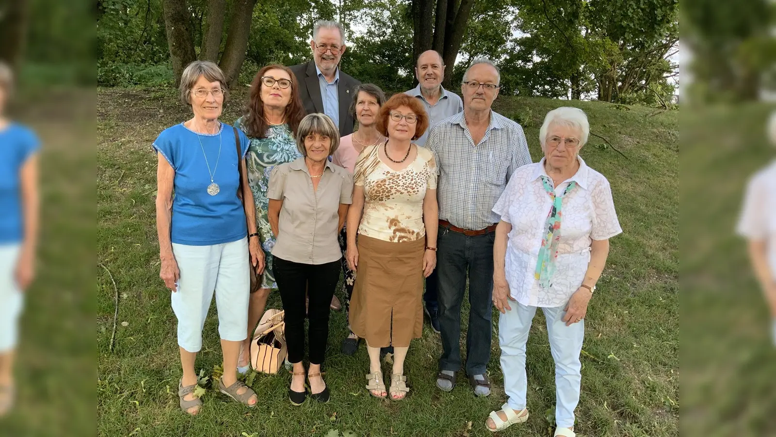 Der neue Vorstand: vorne Aniko Wanner, Gerda Sackmann, Gerlinde Steuer, mitte Elfriede Werner, Victoria Bochanski, Elfriede Oswald, Heribert Oswald, hintenJohann Willibald und Roland Hölzl. (Foto: VdK Karlsfeld)