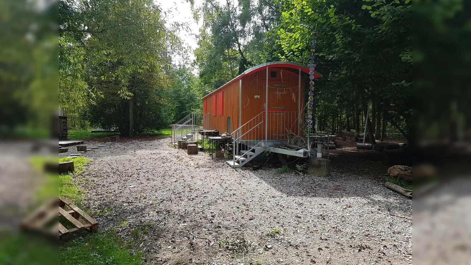 10.000 Quadratmeter groß ist das Kindergartengelände im Taxet, wo sich auch ein beheizbarer Bauwagen befindet. (Foto: Verein)