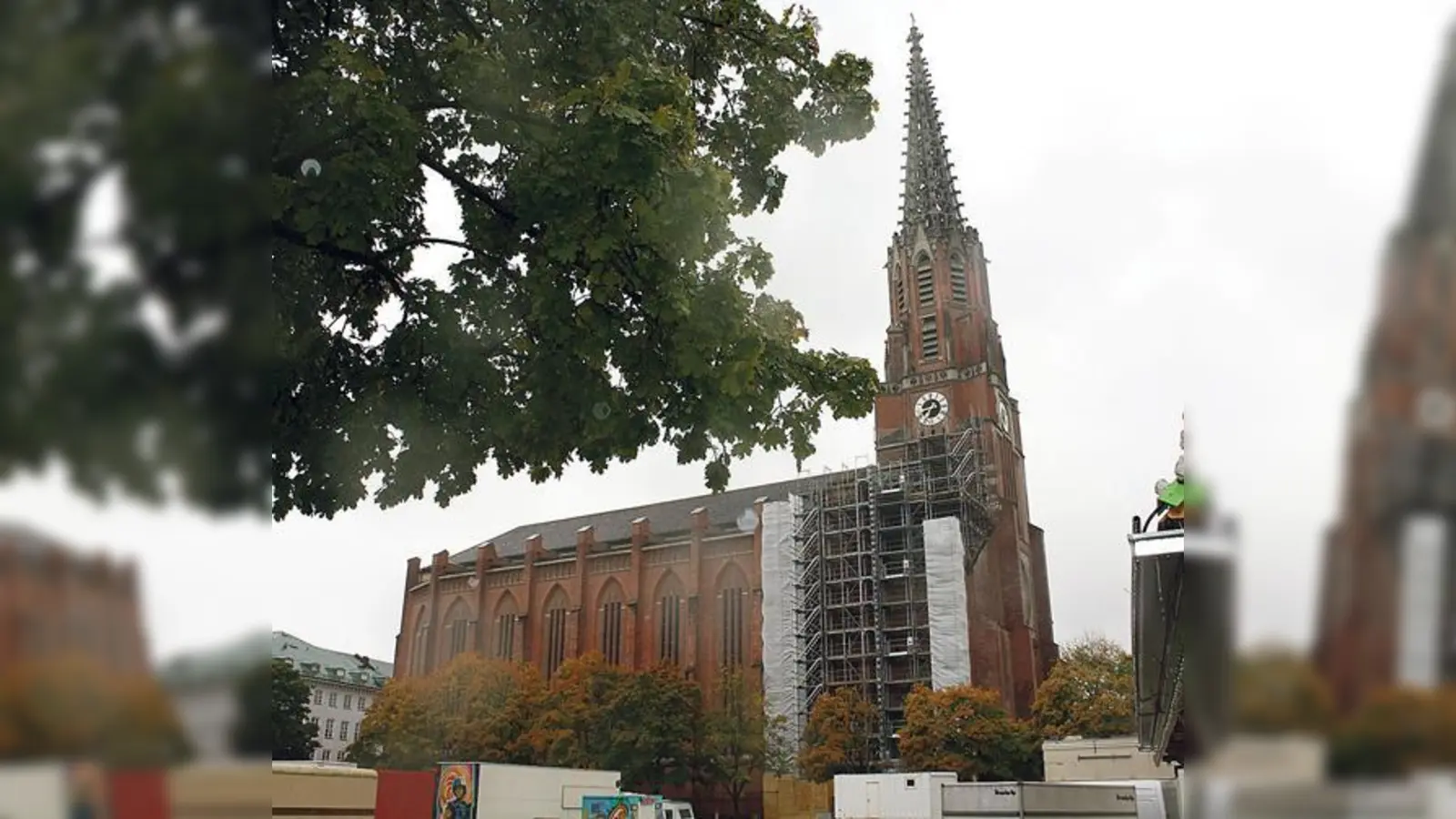 Zur Überprüfung der Bausubstanz wird der Kirchturm von Mariahilf derzeit eingerüstet. Während der Auer Dult werden die Gerüstbauarbeiten allerdings unterbrochen.            (Foto: js)