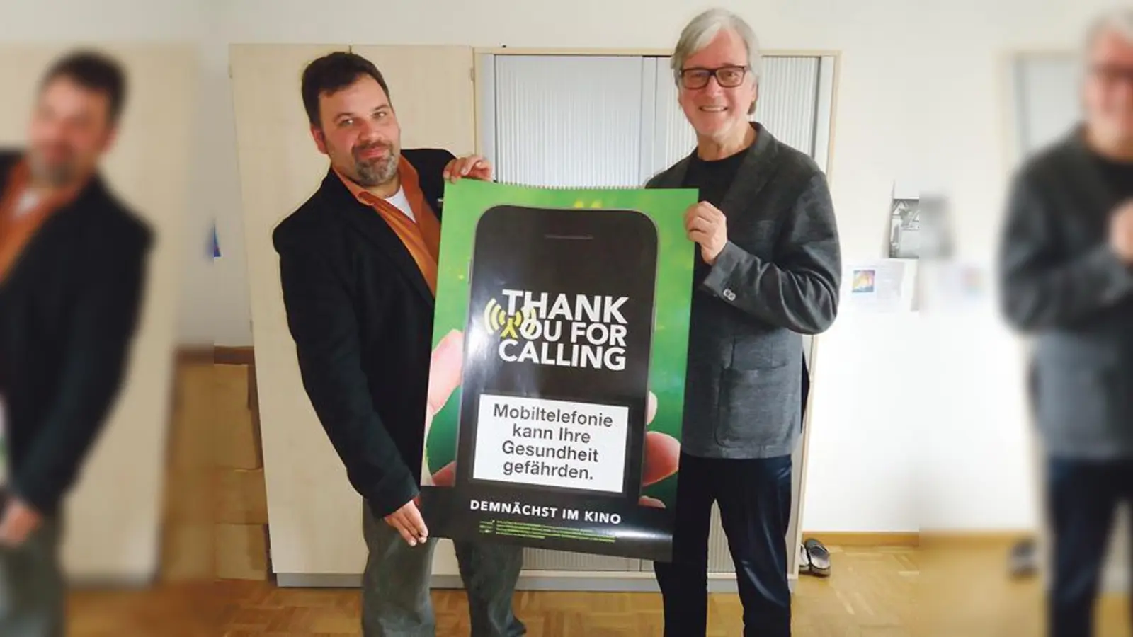Rainer Forster (KAB-Diözesansekretär, li.) und Klaus Scheidsteger (Dokumentarfilmer) informieren mit »Thank you for Calling« über mutmaßliche Machenschaften der Mobilfunk-Lobby.	 (Foto: VA)