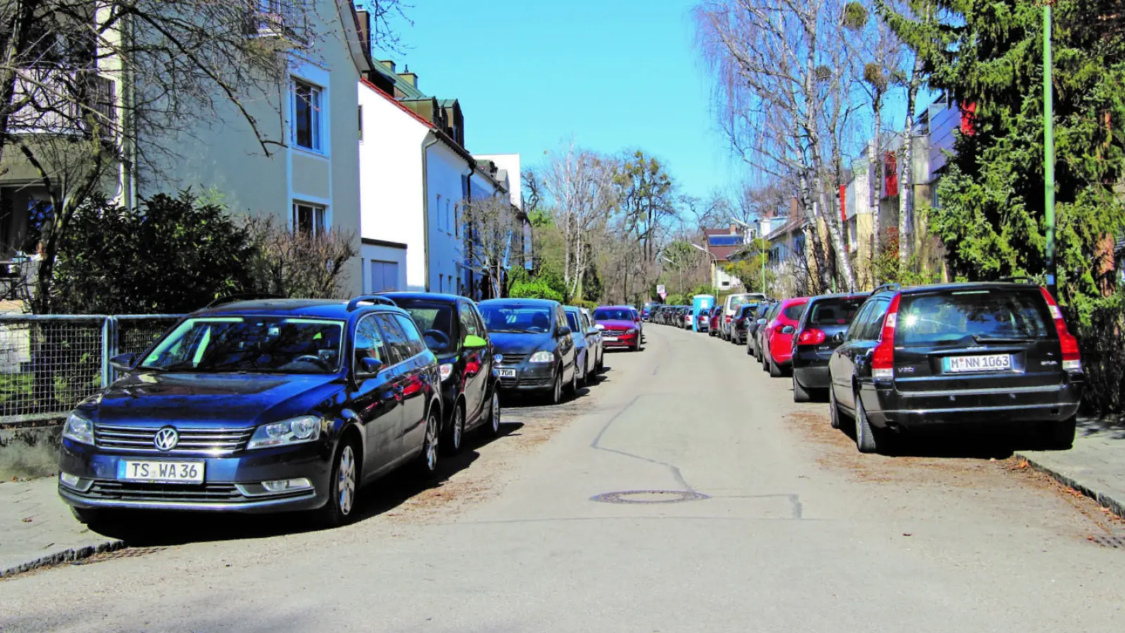 In der Taxisstraße wird das Gehwegparken, anders als in der Tizianstraße, bemängelt, weil die Gehwege blockiert werden. (Archivbild: sb)