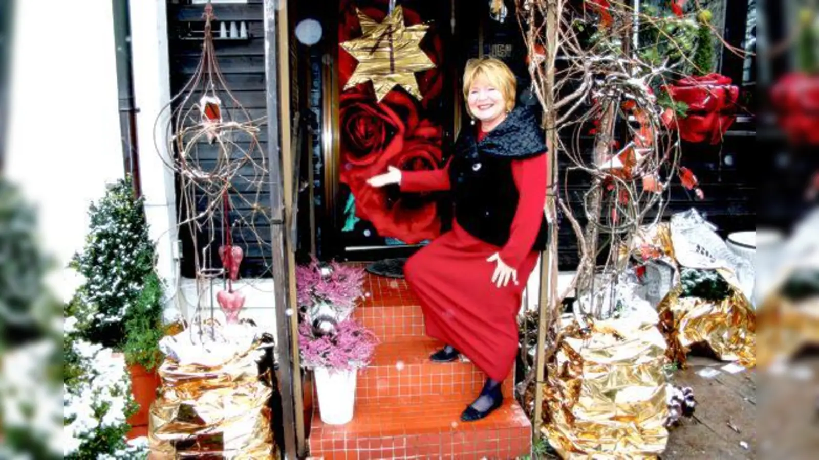 Herzlich willkommen! Gabriela Karasz bittet zum gemütlichen Adventstreff in ihr Haus. Sie hat das erste »Türchen« vorbereitet. 		 (Foto: gh)