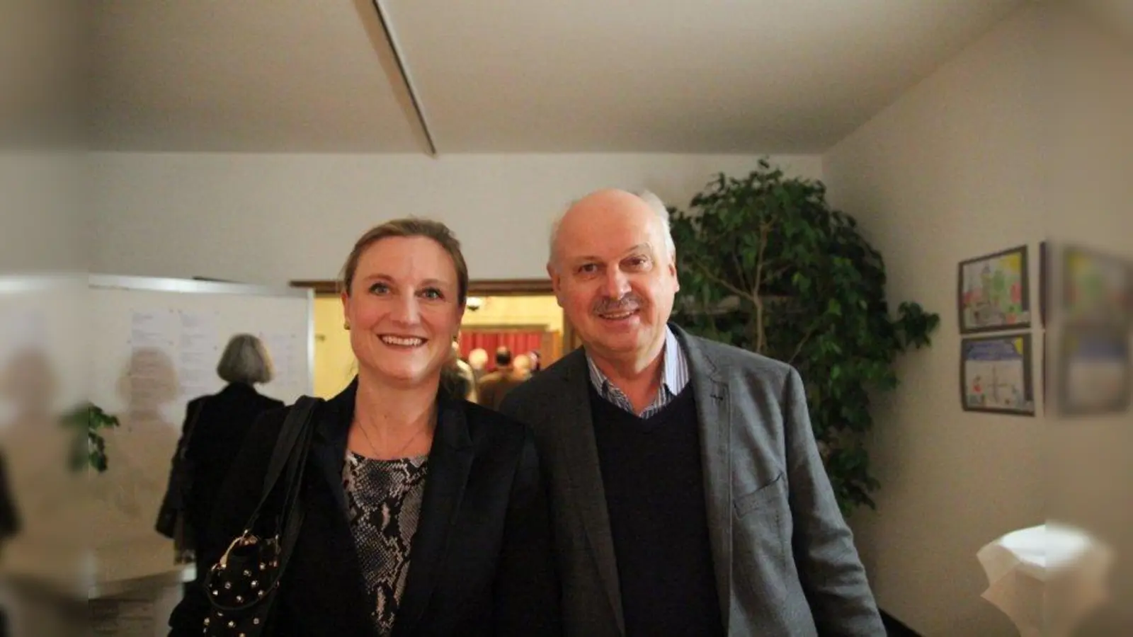 Die neue Stadtteilmanagerin Katrin Englert hat sich viel vorgenommen: Einzelhandel stärken, ein Pasinger Netzwerk aufbauen, Gespräche führen, mit offenem Ohr für Pasing da sein. Dies alles soll in enger Absprache mit der Lokalpolitik erfolgen. BA-Vorsitzender Romanus Scholz sicherte die Unterstützung des BA zu. (Foto: us)