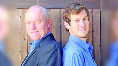 Heinz-Josef Braun (l.) und Stefan Murr präsentieren den Robin Hood auf bayerisch. Da tummeln sich neben Robin Hood und Marianne der König Bärenherz, der Sheriff von Kaiserschmarrn, das Orakel von Gequakel, die Piraten-Ratten Ratz und Fatz, die Schnorchel-Resi und der Bruder Stiergnack . (Foto: braun-murr.de)