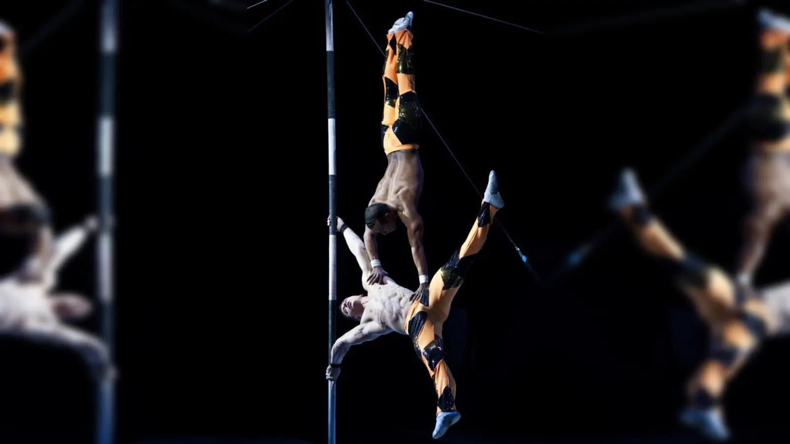 Spektakuläre Mastenakrobatik: Leosvel &amp; Diosmani heben die Schwerkraft scheinbar auf. (Foto: Circus Krone)