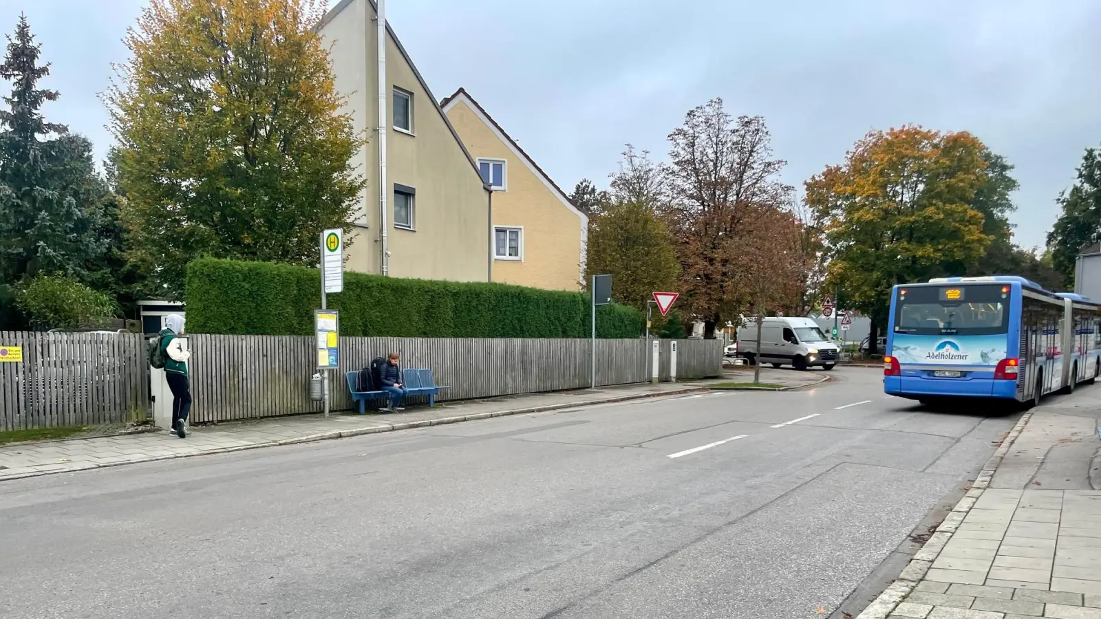 Ein Zebrastreifen in der Manzostraße auf Höhe der Bushaltestelle Krautheimstraße wurde in der Bürgerversammlung 2023 mehrheitlich von den anwesenden Bürgerinnen und Bürgern befürwortet. Er bleibt aber bis auf Weiteres ein Wunsch. (Foto: bb)