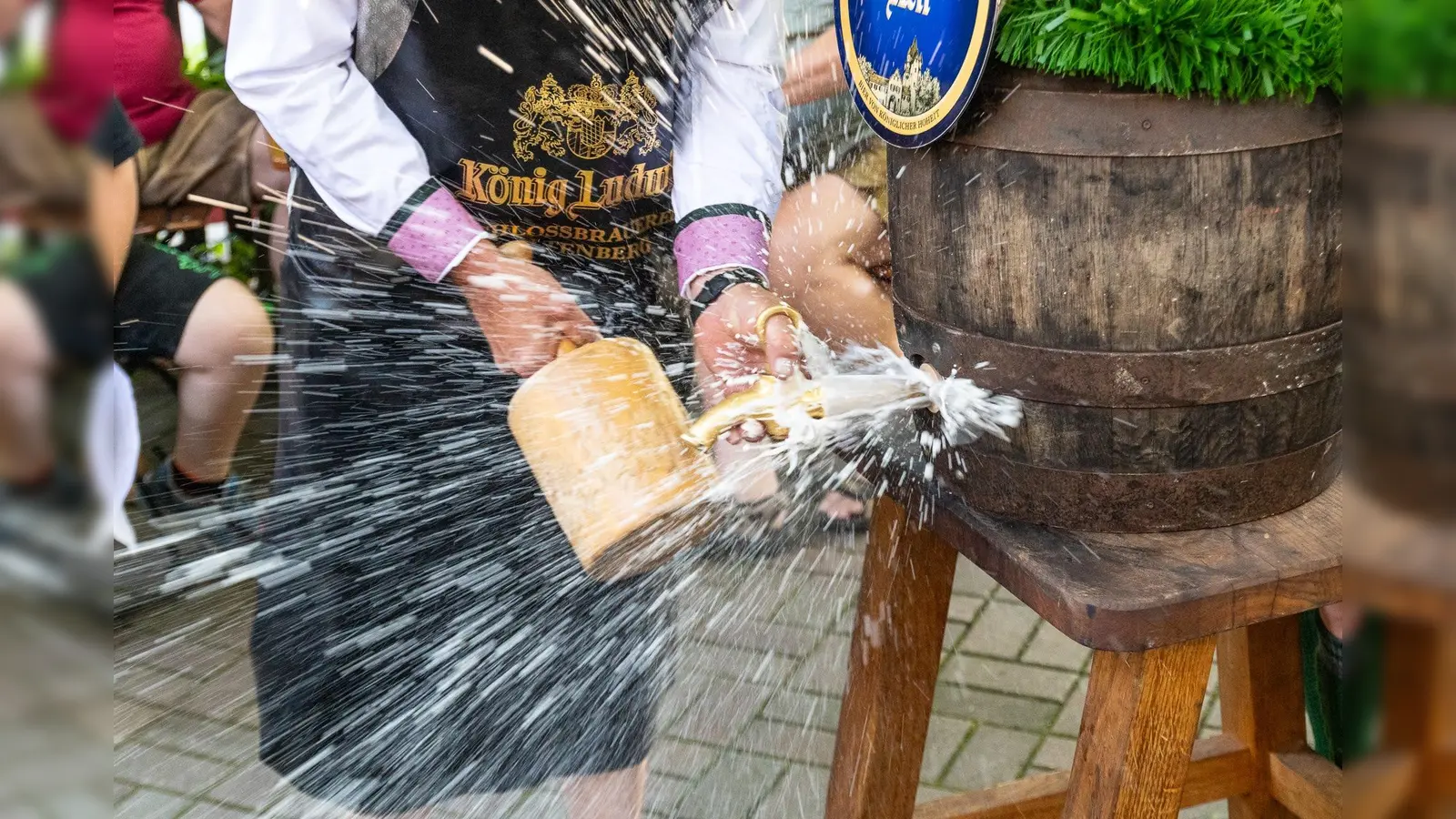 „O'zapft is” auf Probe. Zur Bierprobe für dei Pasinger Vorwiesn präsentierten sich die neuen Wirte Iris und Robert Schmidt. (Foto: Stefan Aschenbrenner)