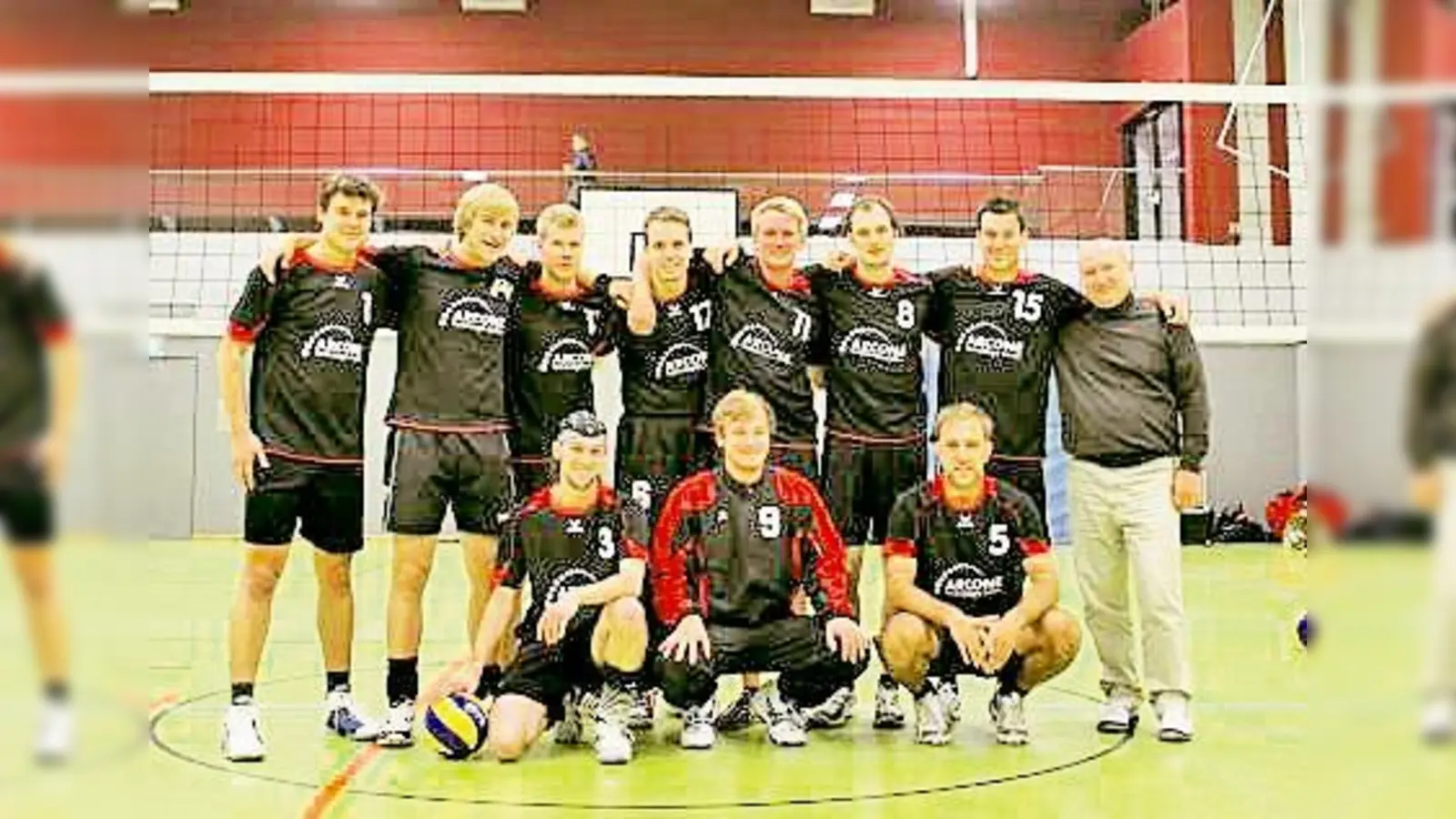 Die Volleyballer der SpVgg Höhenkirchen (Herren I), hier mit Trainer Michael Knauer, konnten am letzten Spieltag zwei Siege einfahren.	 (Foto: SpVgg)
