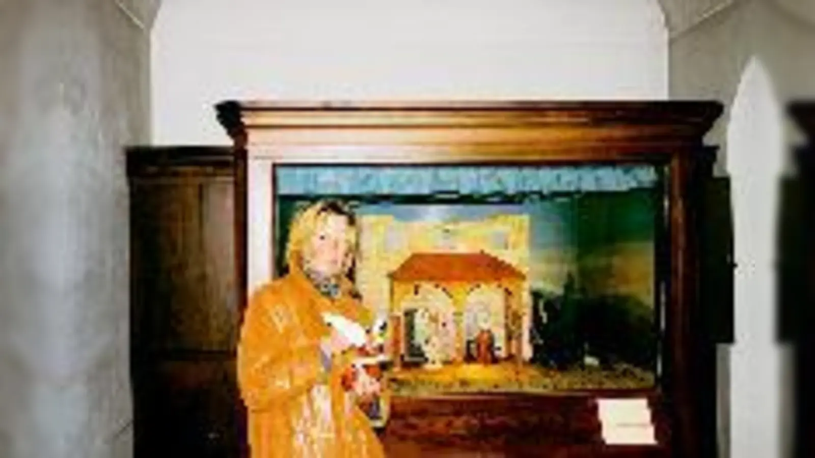 Von ihrem heute 82-jährigen Vater, Rudolf Förth, hat Elisabeth Nenning die Betreuung für die Krippe in der Sylvester-Kirche übernommen, 	 (Foto: ks)