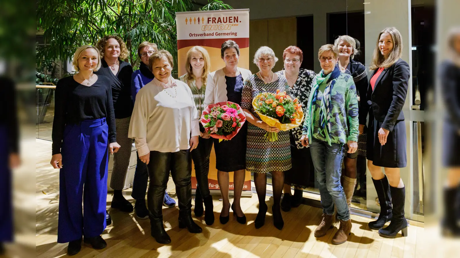 Der neue Vorstand mit der scheidenden Vorsitzenden: v.l. .Stefanie Würll, Karin Widmann, Ingrid Fütterer, Angelika Wagner, Susanne Pichelmaier, Johanna Hagen, Gaby Pichelmaier, Heidi Zweck, Martina Mehl, Irmina Senninger, Sandra de Brecey. (Foto: ©2023 Oliver Simon)