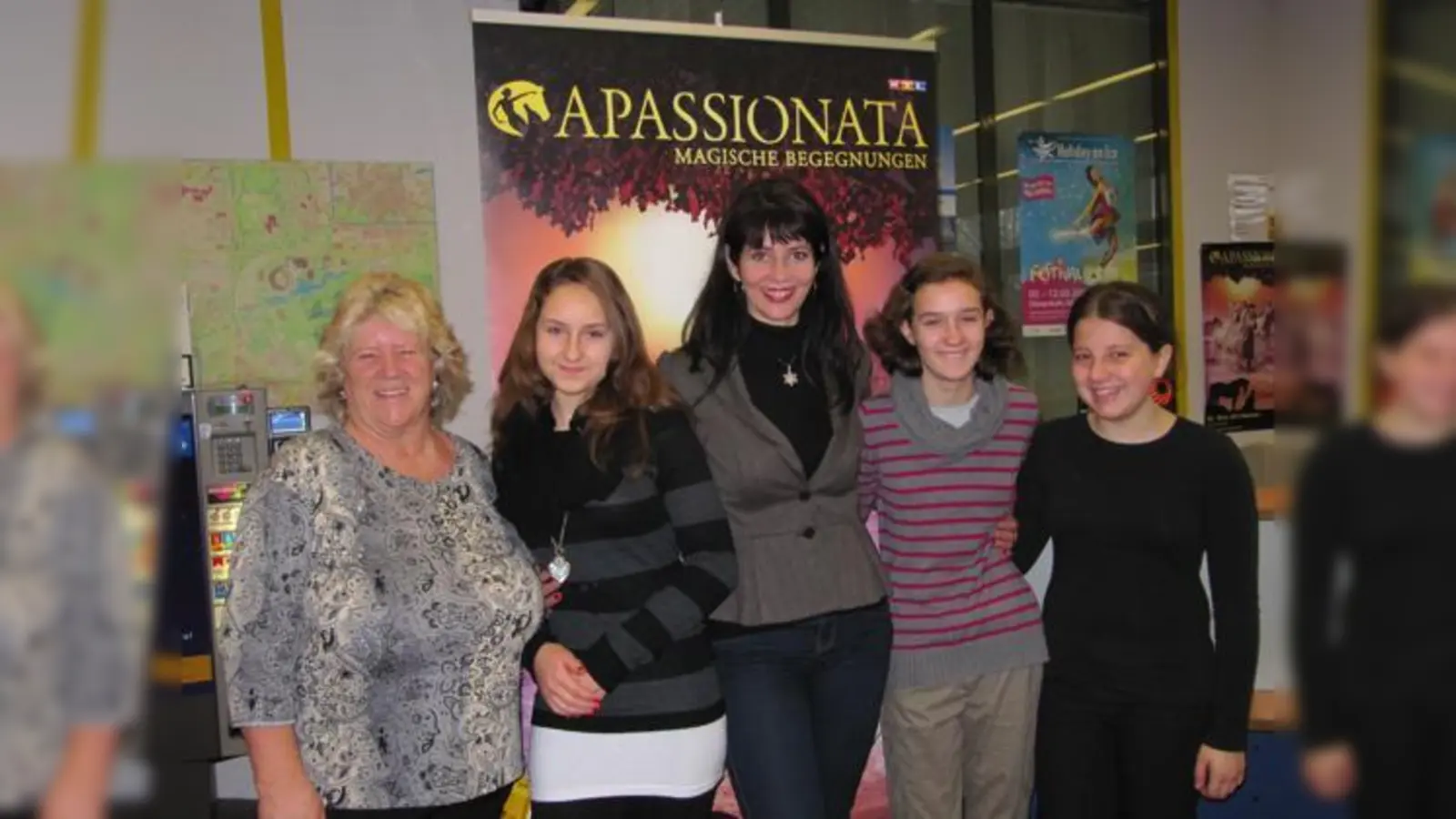 So sehen glückliche Gewinner aus: (v. l.) Renate Baumgartner, Elisabeth (13), Sängerin Arndis Halla, Christina (11) und Anna (12).	 (Foto: hw)