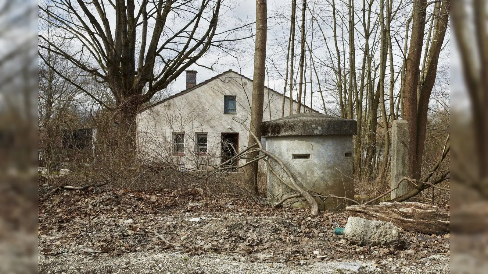 Das ehemalige Zwangsarbeiterlager wird zum Erinnerungsort. Hier zu sehen eine Baracke und ein Splitterschutzbunker auf einem Foto von 2014.  (Foto: © NS-Dokumentationszentrum München; Connolly Weber Photography)