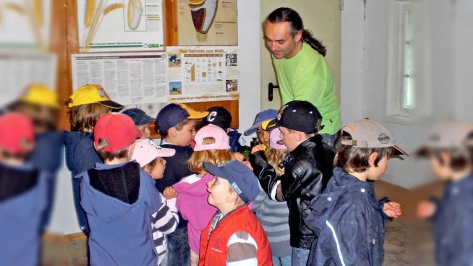 Müllermeister Andreas Löffl erklärt den Kindern, wie man aus Getreide Mehl macht.	 (Foto: BRK)