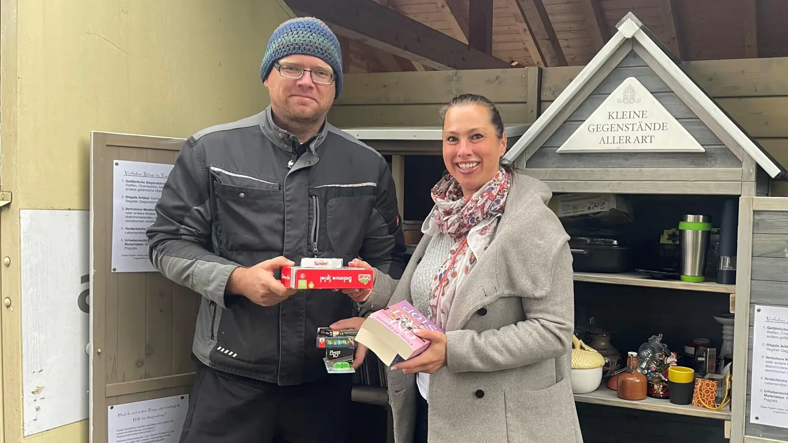 Sabine Spieler, Vorsitzende des Vereins für Lebensmittelrettung und gegen Ressourcenverschwendung e.V. hat zwei Tauschschränke am Friedensplatz aufgestellt. Schwimmbadleiter Marco Kaufmann findet, dass ist eine tolle Idee, gerade für Kinderbücher.  (Foto: hw)