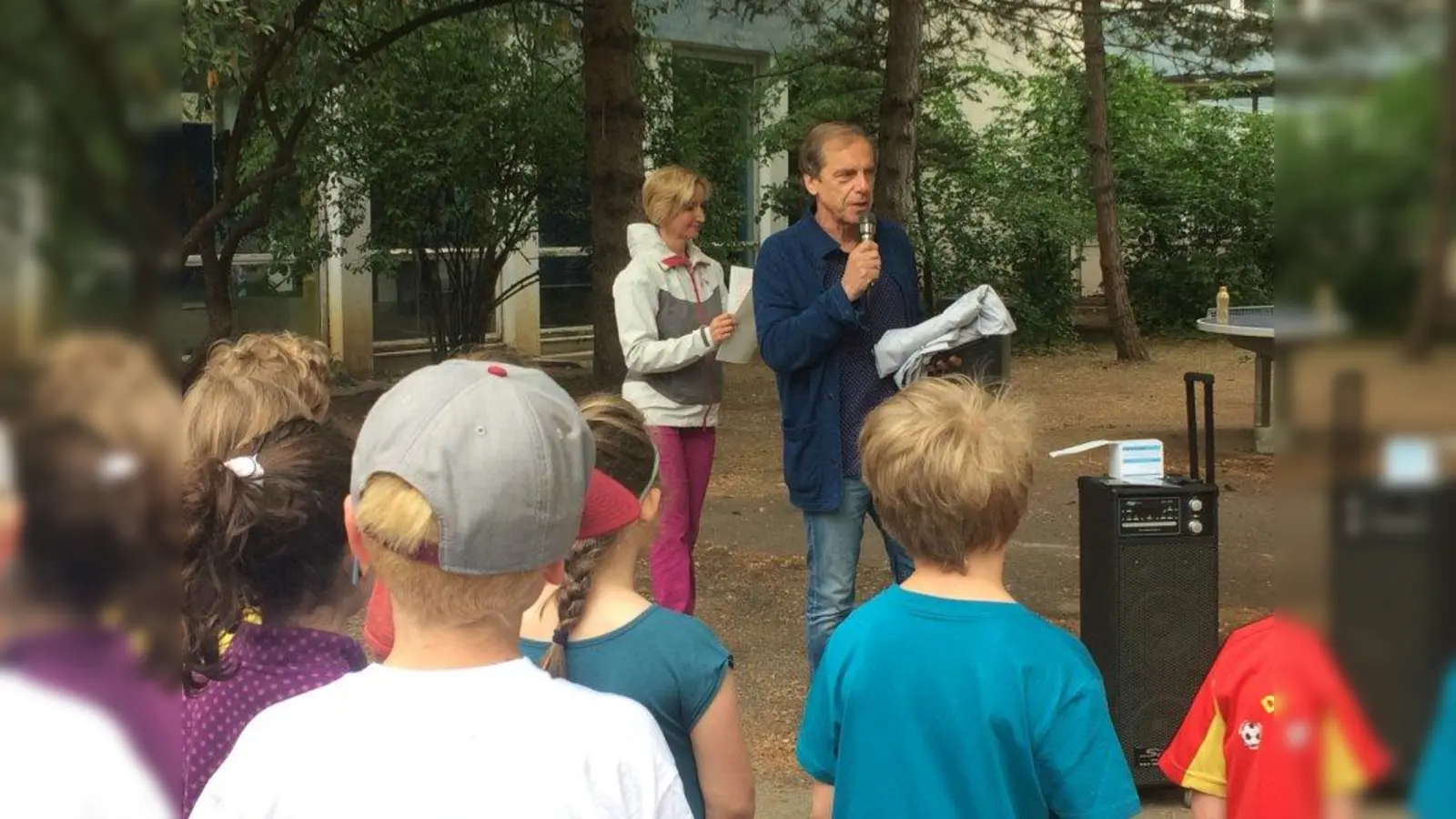 Der bekannte Läufer und Leichtathletik-Europameister Klaus-Peter Justus motivierte gemeinsam mit <br>Schulleiterin Alexandra Janssen die Grundschüler der Camerloher-Schule am „Lauf dich fit“ – Tag. (Foto: GS Camerloherstr.)