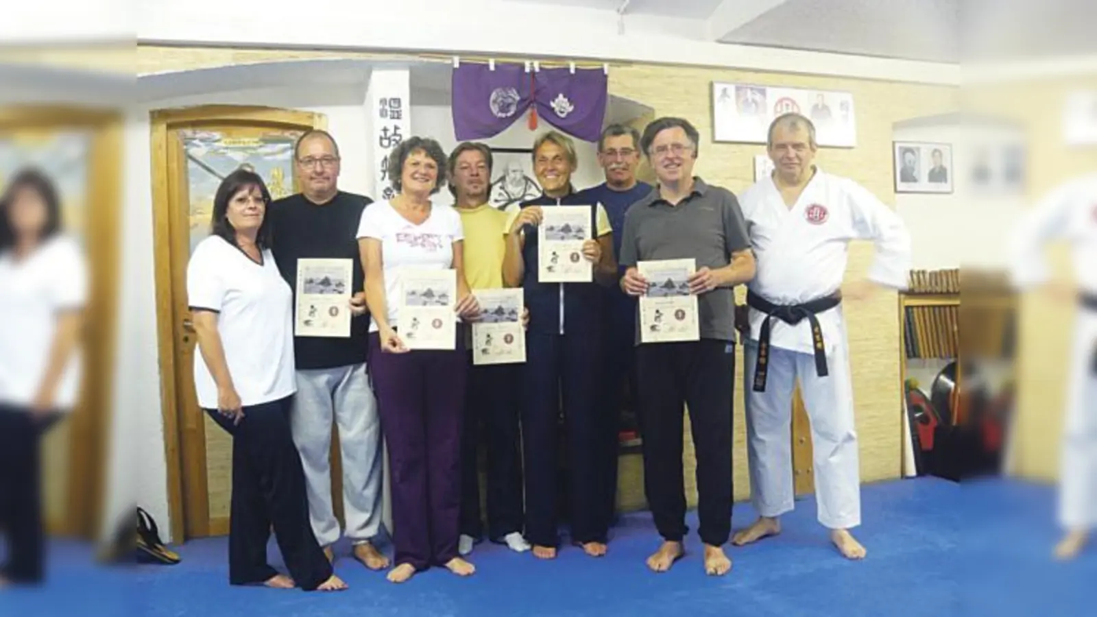 Isabella Riedmeyer (3. v. l.) und ihre Sportkollegen haben ein erstes Karatezertifikat errungen. Als nächstes soll der weiße Gürtel folgen.  (Foto: Heinrich Büttner)