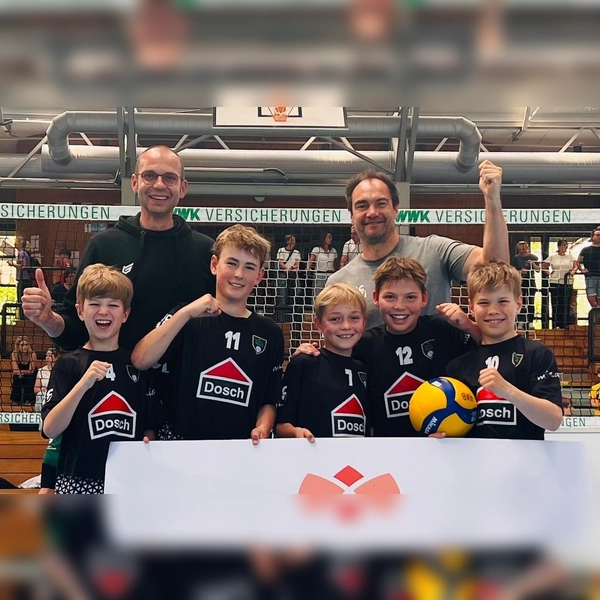 Waren mit viel Spielfreude dabei: die beiden Trainer Matthias Taube und Max Hauser mit (v.l.) Anton Sanktjohanser, Mats Weiß, Jakob Taube, Mojo Schmidinger und Milan Hantke. (Foto: WWK Volleys)