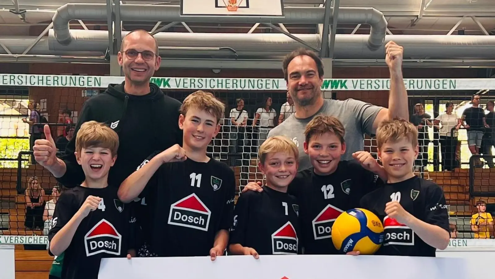 Waren mit viel Spielfreude dabei: die beiden Trainer Matthias Taube und Max Hauser mit (v.l.) Anton Sanktjohanser, Mats Weiß, Jakob Taube, Mojo Schmidinger und Milan Hantke. (Foto: WWK Volleys)