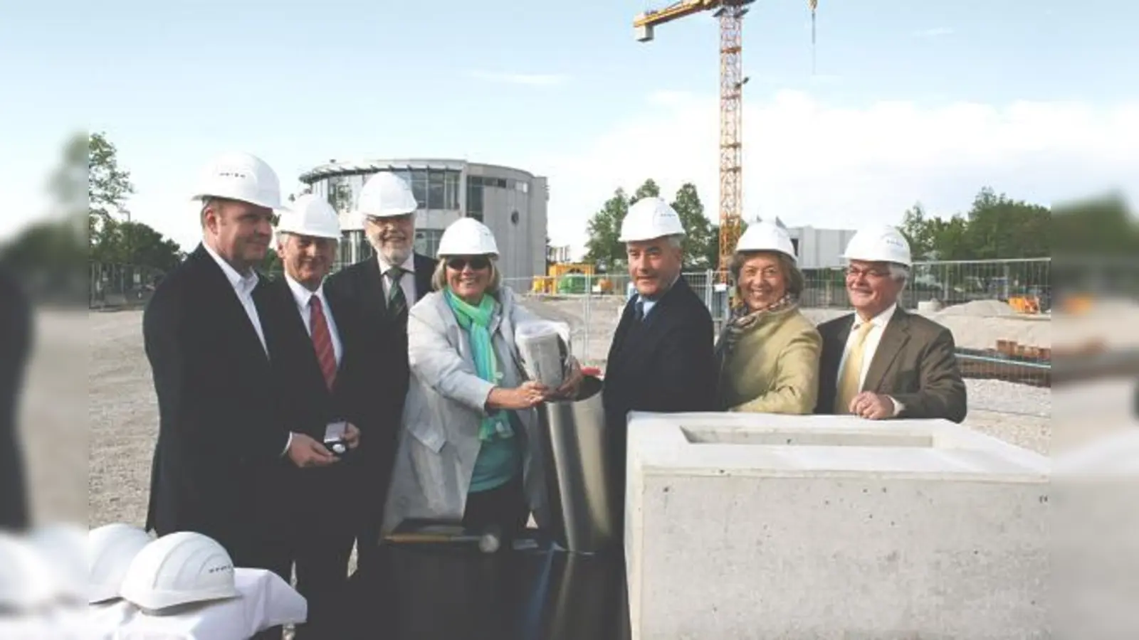 Der Grundstein für den Neubau des Werner-Heisenberg-Gymnasiums ist gelegt. Das Modell (r.) zeigt, wie das neue WHG aussehen soll. 	 (Fotos: sl)