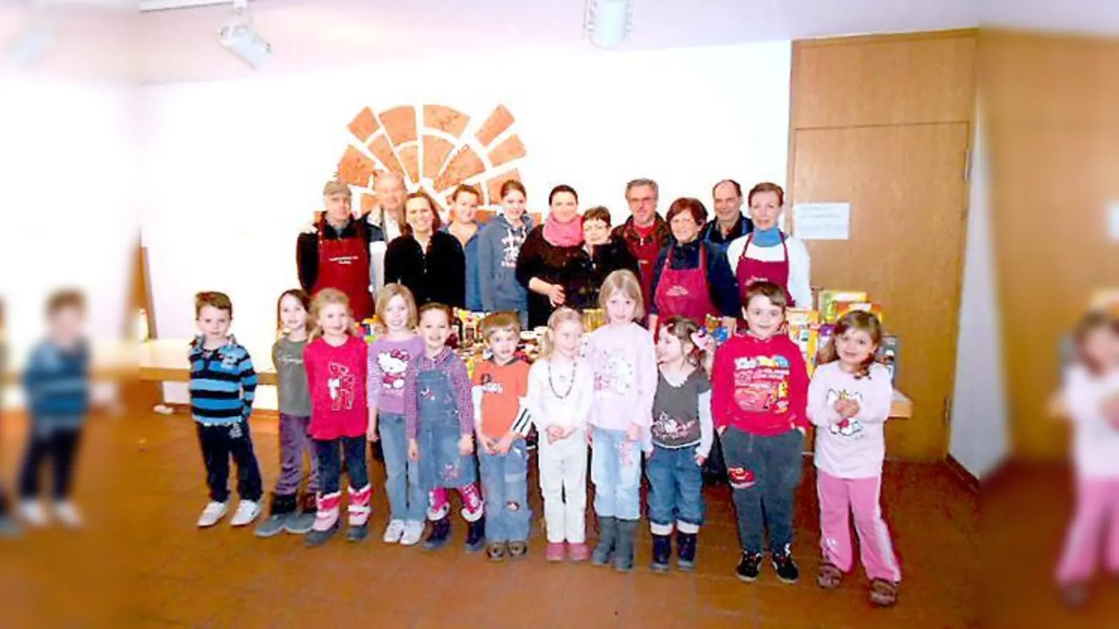 Die Helfer des Kindergartens und des Unterschleißheimer Tisches mit dem Spendentisch.	 (Foto: privat)