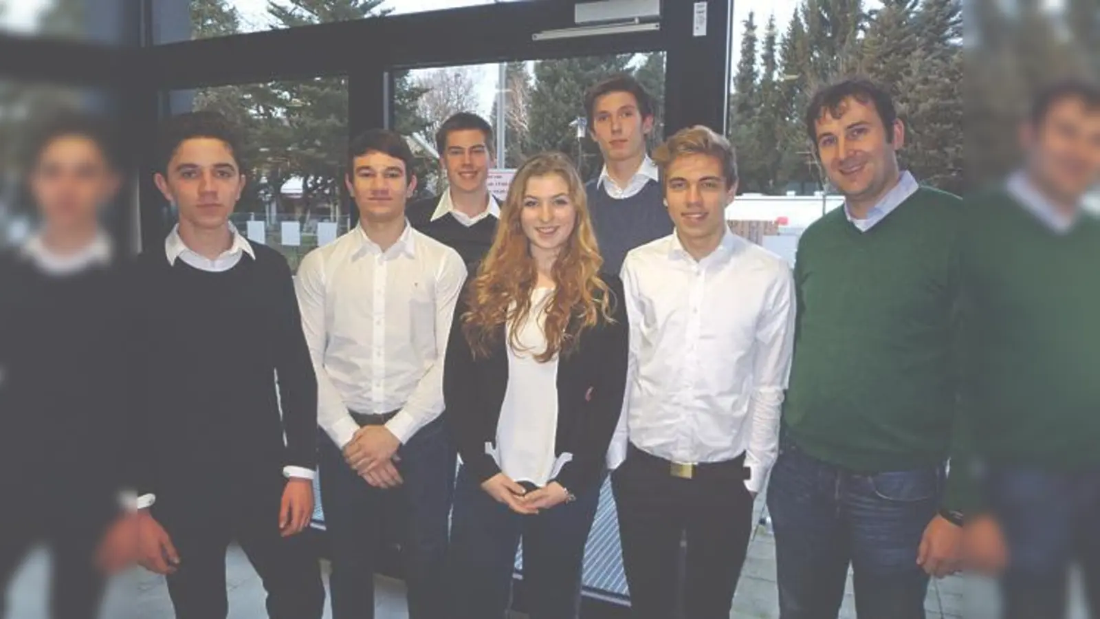 Team feuer&amp;stein mit Julius Pizzoni, Dominik Lerner, Ralf Blöchinger, Naomi Harman, Marius Wunder, Philip Brinkmann und Betreuer Dr. Markus Ampenberger von Boston Consulting (BCG) (v. l.) des Gymnasiums Ottobrunn.	 (Foto: Barbara Klingan)