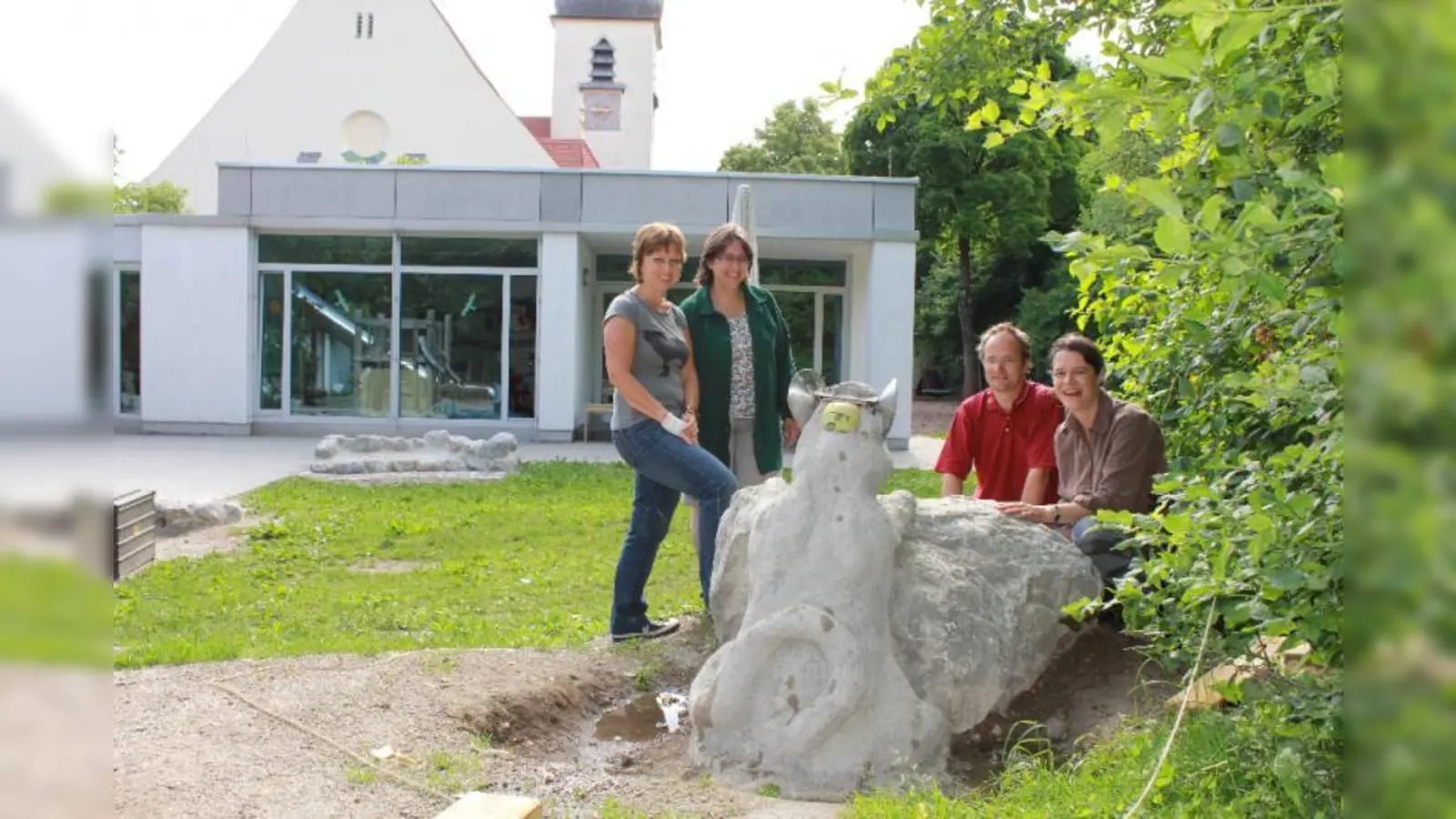 Maus mit Blick auf die Kirche: der Garten vom Kindergarten Leiden Christi wird mit Hilfe vieler Obermenzinger derzeit zum erlebnisreichen Schmuckstück. Dagmar Wagner und Andrea Kienast vom Kindergarten mit den Künstlern Johannes Pauler und Lisa von Collas (v.l.). (Foto: US)